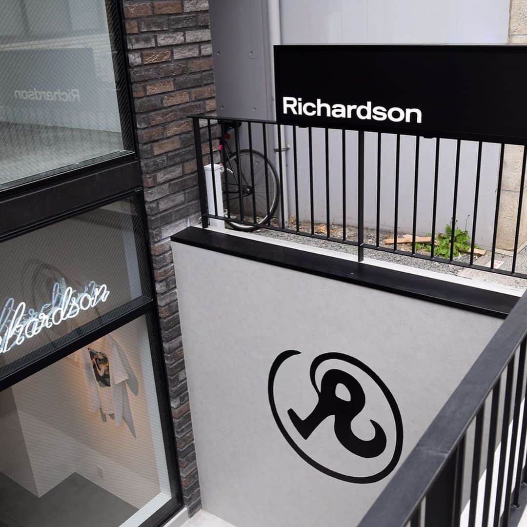 WWDジャパンさんのインスタグラム写真 - (WWDジャパンInstagram)「コラム：「リチャードソン」にまつわる5つのこと﻿ ﻿ アンドリュー・リチャードソン（Andrew Richardson）が1998年に創刊したニューヨーク発インディペンデントマガジン「リチャードソン（Richardson）」が、旗艦店「リチャードソン トウキョウ（Richardson Tokyo）」を東京・原宿にオープンした。当初は3月28日のオープンを予定していたが、新型コロナウイルス（COVID-19）の影響から店内の一部什器が間に合わず、25日夜には東京都が週末（28・29日）の外出自粛要請を発表したことで急きょオープン日を30日に変更するなど、想定外の対応に追われる中での船出となった。﻿ ﻿ 「リチャードソン」は不定期刊行で、一時期休刊もあったため、創刊からこれまでに発行したのはわずか9号と極めて少ない。しかし、セックスというレンズを通してアートやカルチャーを表現し社会を切り取るその独自の世界観から、多くのカルト的ファンを生み出してきた。そして、雑誌名を冠したオリジナルアパレルも感度の高い人々を中心に支持を集め、もはやいちマガジンとして以上の地位を築いている。だが、日本では過激な描写ゆえに「リチャードソン」を単なるポルノ雑誌やストリートブランドの1つとして認識している人も少なくない。今回は、そんな「リチャードソン」の知見を深める5つのことをご紹介したい。﻿ ﻿ コラムの続きは @wwd_jp のストーリーまたはプロフィールのリンクから﻿ ﻿ PHOTOS : YOSHIAKI HIKINUMA﻿ ﻿ #リチャードソン #リチャードソントウキョウ #アンドリューリチャードソン #Richardson #RichardsonTokyo #AndrewRichardson﻿」4月7日 23時51分 - wwd_jp