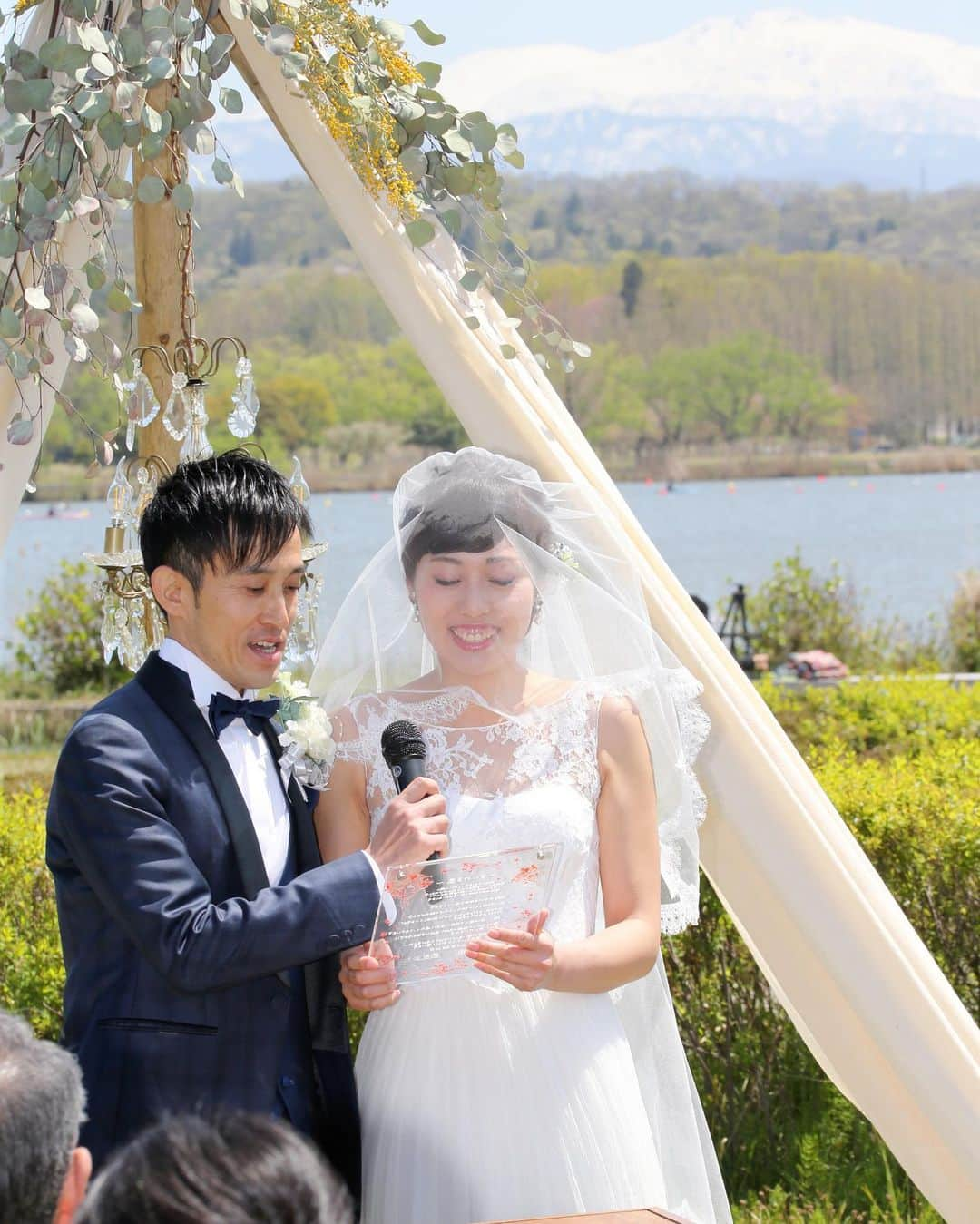 小松結婚式 M&U エムアンドユー ウェディングさんのインスタグラム写真 - (小松結婚式 M&U エムアンドユー ウェディングInstagram)「【パーティーレポート】アクリルボードに書かれた誓いの言葉をお二人で読み上げ、挙式がスタートしました！﻿ ﻿ LOCATION : UMI no RUSTICWEDDING﻿ PARTY SPACE : LAGO BIANCO﻿ GUEST : 46﻿ SEASON : SPRING﻿ ﻿ M&Uの公式サイトでは、挙式・披露会陰会場のご紹介やパーティーレポート、最新の情報などをご確認いただけます。﻿ ﻿ プロフィール( @mandu_wedding )内にあるURLよりご確認ください。﻿ ﻿ *・。*・。*・。*・。*・。*・。*・。﻿ ﻿ 【苔の里・木場潟を巡る♪ 杜と湖のラスティックウエディング見学会】﻿ ﻿ 南加賀の大自然を舞台とする“杜と湖のラスティックウエディング”。﻿ その舞台となる苔の里・木場潟の見学ツアーです。﻿ 実際のロケーションを体感してお二人のイメージを膨らませてください！﻿ ﻿ ○開催日／土日祝の11:00〜15:00（完全予約制）﻿ ○お問い合わせ・お申し込み／プロフィール内のリンクより公式サイトにお進みください。﻿ ﻿ *・。*・。*・。*・。*・。*・。*・。﻿ ﻿ 【M&U WEDDING の結婚式】﻿ ﻿ 100年経っても変わらないこの景色。﻿ 訪れるたび、幸せの記憶がよみがえる。﻿ ﻿ 石川県小松市。ここにある自然環境を最大限に活かした、シンプルでナチュラルな結婚式、『ラスティックウエディング』﻿ ﻿ ラスティックとは、「素朴」や「温かみ」という意味があります。﻿ 自然に囲まれて、気持ちのよい日差しを浴びながら、飾り過ぎない素の美しい世界で、大切なゲストとかけがえのない時間を過ごす。まるで映画のワンシーンのようなウエディングです。﻿ ﻿ *・。*・。*・。*・。*・。*・。*・。」4月7日 23時53分 - mandu_wedding