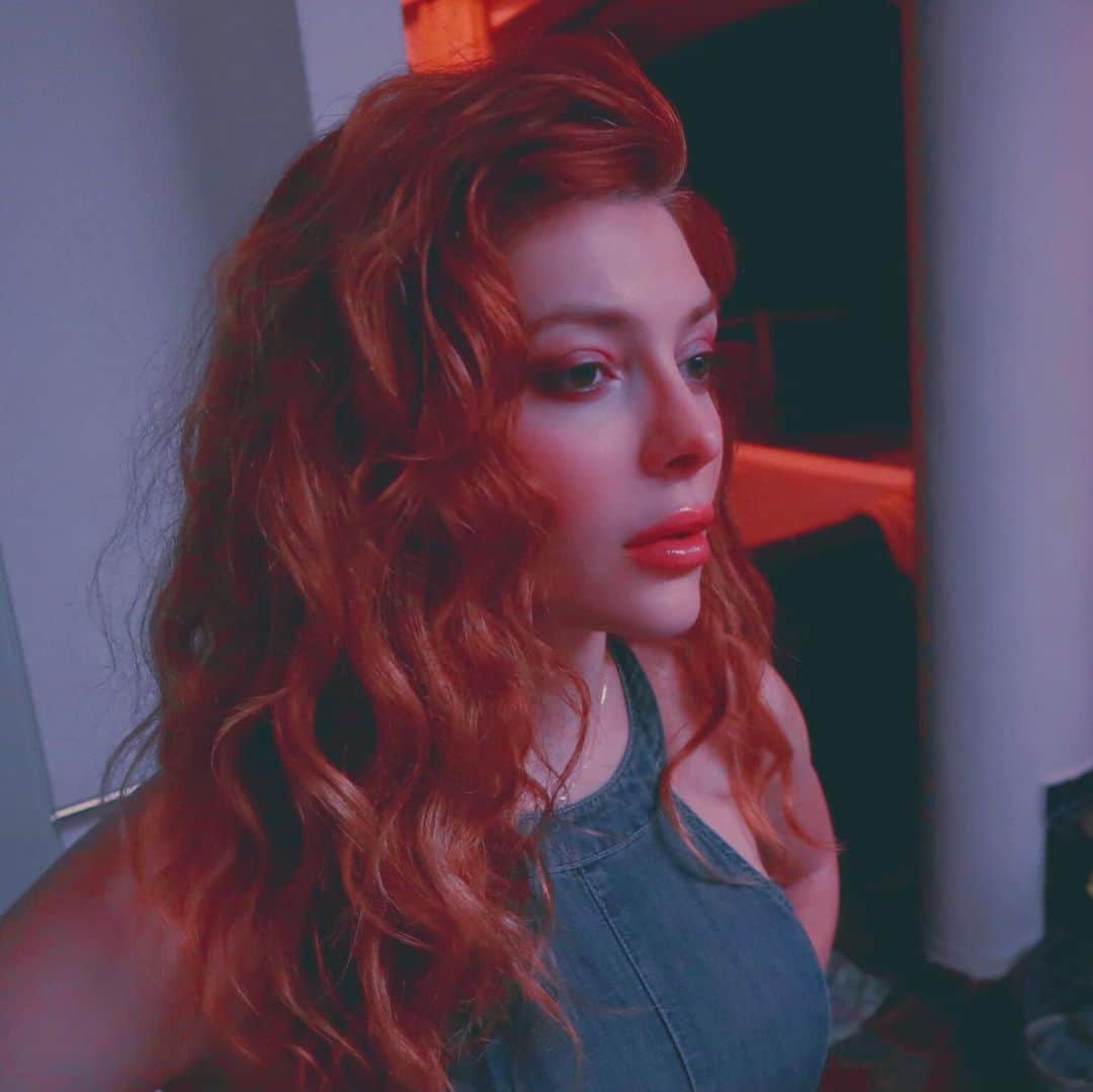 エレナ・サチンのインスタグラム：「My Instagram boyfriend took these.」