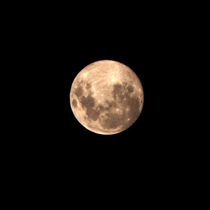 MARISのインスタグラム：「The moon right now from our balcony 🌕 You  can see happiness in the world 🙏✨ Please Stay positive 👼💗 バルコニーから見るお月様を6kカメラで撮ったらすっっっごい綺麗🌕すごくない？月にパワーを感じる✨ たった今の動画💗　#staypositive 🙏　#supermoon  #6k #bmpcc6k #fullmoon #thepinkmoon」