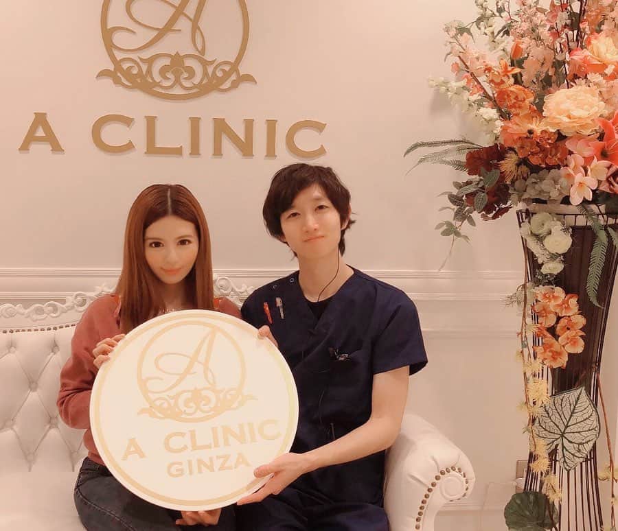 栗林里莉のインスタグラム：「♡ 3月に#Aクリニック銀座院 (@a_clinic_ginza )で#二重術埋没法 の経過を見てもらったよ😊 _ すっかりむくみも施錠痕もなくなってスッキリ✨(swipeでmovie) _ 最初はちょっと怖かったけど、切開しなくていい施錠だし、DTも短いし、何より左右非対称だった二重が綺麗になって本当に良かったです💡 _ 古谷先生ありがとうございました🙏  #二重術埋没法 #二重整形  #Aスレッド #aclinic #aclinic銀座 #美容外科 #美容皮膚科 #美容クリニック #美容整形 #小顔美人 #顔痩せ #小顔整形  #美容外科医 #美活 #古谷哲也 #tetsuyafurutani  #栗林里莉 #ririkuribayashi  #japanese」