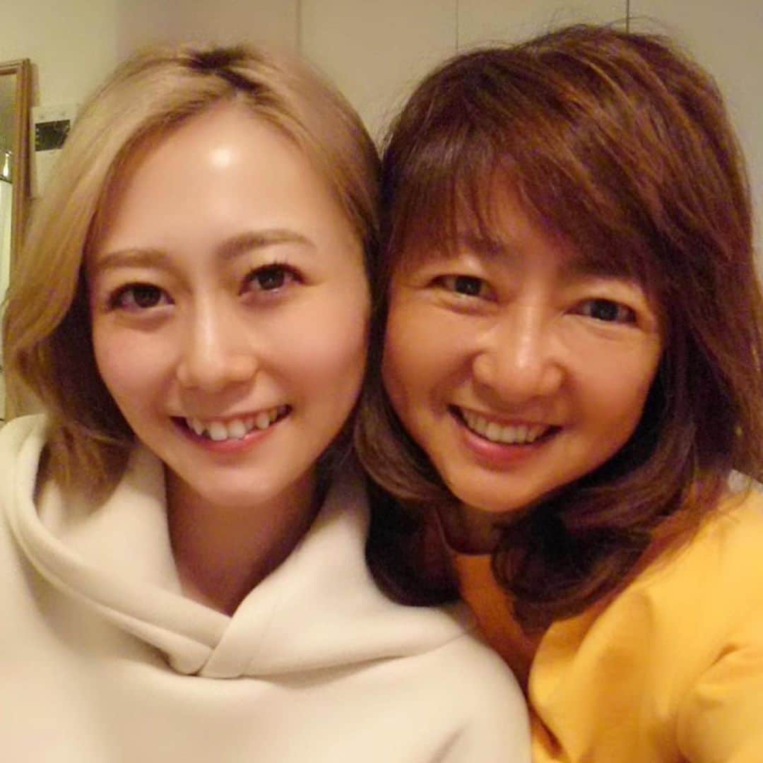Mika Jimboさんのインスタグラム写真 - (Mika JimboInstagram)「みんな〜DMとかメッセージとかありがとう。こんなタイミングで誕生日を迎え、複雑な気持ちですが生きてることに感謝しますし、割と強い健康な身体に産んでくれたママに感謝してます🥺. . . 中身は相変わらず小四ぐらいなんだけど、見た目はどんどん老いていきいつの間にか31歳。 . . . コロナが落ち着いたら盛大に祝ってほしい、みんなで集まる理由になるから誕生日が好き‼️. . . みんなで元気にまた会える日を楽しみにしてるよ❤️. . . 遠隔で誕生日プレゼントにお肉の郵送は受け付けてるよ🥺❤️. . . あと実はお花もらえるとぶちあがるよ💐. . . いつもみんなこんなアホに付き合ってくれてありがとう😊. . . お釈迦様の誕生日であり、初の緊急事態宣言発令の日に生まれたわたしをよろしく❤️. . . スッピン親子の白黒対決🏳️‍🌈. .  #mybirthday #誕生日#20200408 #いつもは誕生日雨なのに今年は晴れか#なのにこんな日 #なんて日だ #ママ産んでくれてありがとう #ママ大好き#鬼マザコン #おめでとうコメントに喜びます」4月8日 0時03分 - mikajimbox