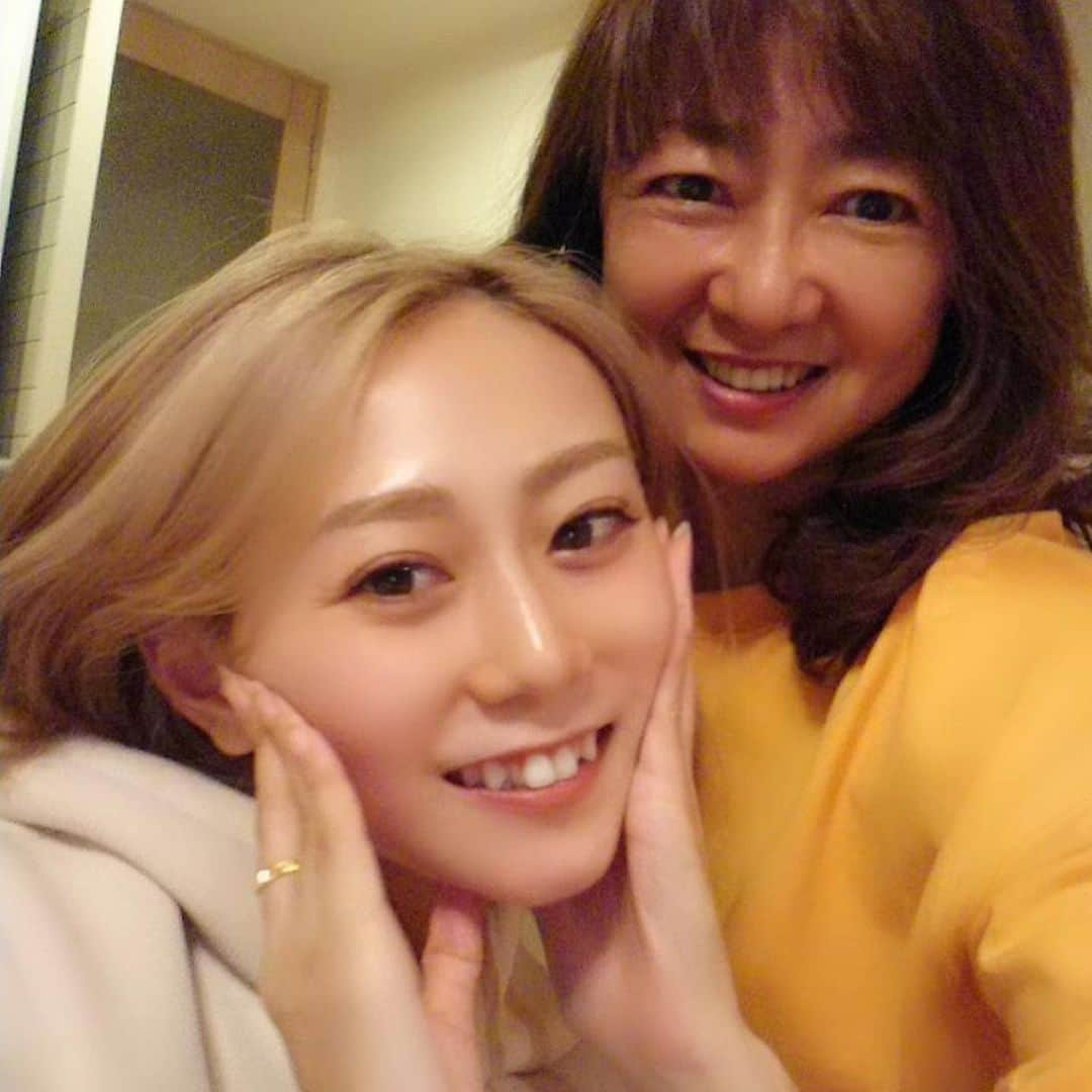 Mika Jimboさんのインスタグラム写真 - (Mika JimboInstagram)「みんな〜DMとかメッセージとかありがとう。こんなタイミングで誕生日を迎え、複雑な気持ちですが生きてることに感謝しますし、割と強い健康な身体に産んでくれたママに感謝してます🥺. . . 中身は相変わらず小四ぐらいなんだけど、見た目はどんどん老いていきいつの間にか31歳。 . . . コロナが落ち着いたら盛大に祝ってほしい、みんなで集まる理由になるから誕生日が好き‼️. . . みんなで元気にまた会える日を楽しみにしてるよ❤️. . . 遠隔で誕生日プレゼントにお肉の郵送は受け付けてるよ🥺❤️. . . あと実はお花もらえるとぶちあがるよ💐. . . いつもみんなこんなアホに付き合ってくれてありがとう😊. . . お釈迦様の誕生日であり、初の緊急事態宣言発令の日に生まれたわたしをよろしく❤️. . . スッピン親子の白黒対決🏳️‍🌈. .  #mybirthday #誕生日#20200408 #いつもは誕生日雨なのに今年は晴れか#なのにこんな日 #なんて日だ #ママ産んでくれてありがとう #ママ大好き#鬼マザコン #おめでとうコメントに喜びます」4月8日 0時03分 - mikajimbox