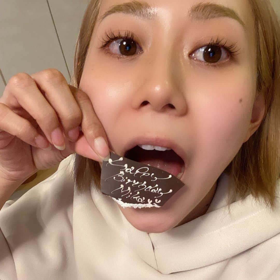 Mika Jimboさんのインスタグラム写真 - (Mika JimboInstagram)「みんな〜DMとかメッセージとかありがとう。こんなタイミングで誕生日を迎え、複雑な気持ちですが生きてることに感謝しますし、割と強い健康な身体に産んでくれたママに感謝してます🥺. . . 中身は相変わらず小四ぐらいなんだけど、見た目はどんどん老いていきいつの間にか31歳。 . . . コロナが落ち着いたら盛大に祝ってほしい、みんなで集まる理由になるから誕生日が好き‼️. . . みんなで元気にまた会える日を楽しみにしてるよ❤️. . . 遠隔で誕生日プレゼントにお肉の郵送は受け付けてるよ🥺❤️. . . あと実はお花もらえるとぶちあがるよ💐. . . いつもみんなこんなアホに付き合ってくれてありがとう😊. . . お釈迦様の誕生日であり、初の緊急事態宣言発令の日に生まれたわたしをよろしく❤️. . . スッピン親子の白黒対決🏳️‍🌈. .  #mybirthday #誕生日#20200408 #いつもは誕生日雨なのに今年は晴れか#なのにこんな日 #なんて日だ #ママ産んでくれてありがとう #ママ大好き#鬼マザコン #おめでとうコメントに喜びます」4月8日 0時03分 - mikajimbox