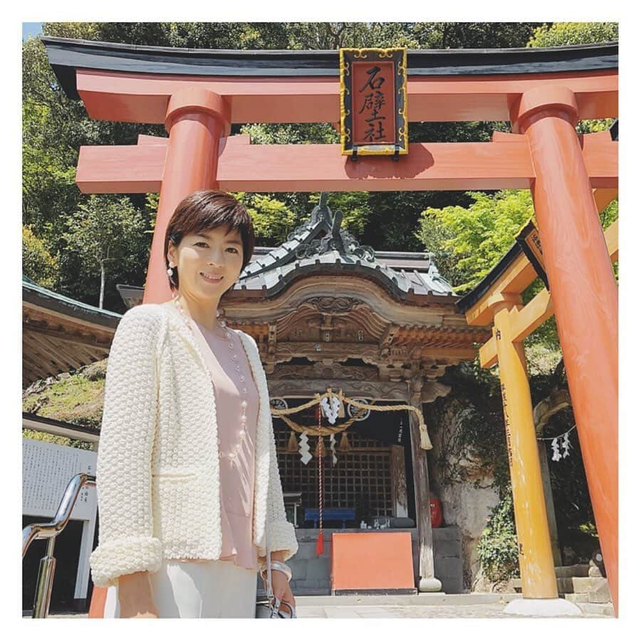 中山忍さんのインスタグラム写真 - (中山忍Instagram)「爽やかな朝だったな✨  楽しかった旅の思い出シリーズ  祐徳稲荷神社 雄大でその鮮やかさにハッとしました  そして、このとき、奥の院まで 参拝させて頂きました！  このときはまだ知らなかったよ… 奥の院があんなに山の上にあり 大変だということを笑  登り切った時の達成感と 目の前に広がる新緑と有明海 絶景でした！  #旅の思い出 2018年 #いつの日にかまた #旅サラダ #佐賀県 #祐徳稲荷神社」4月8日 9時51分 - _shinobu_nakayama_