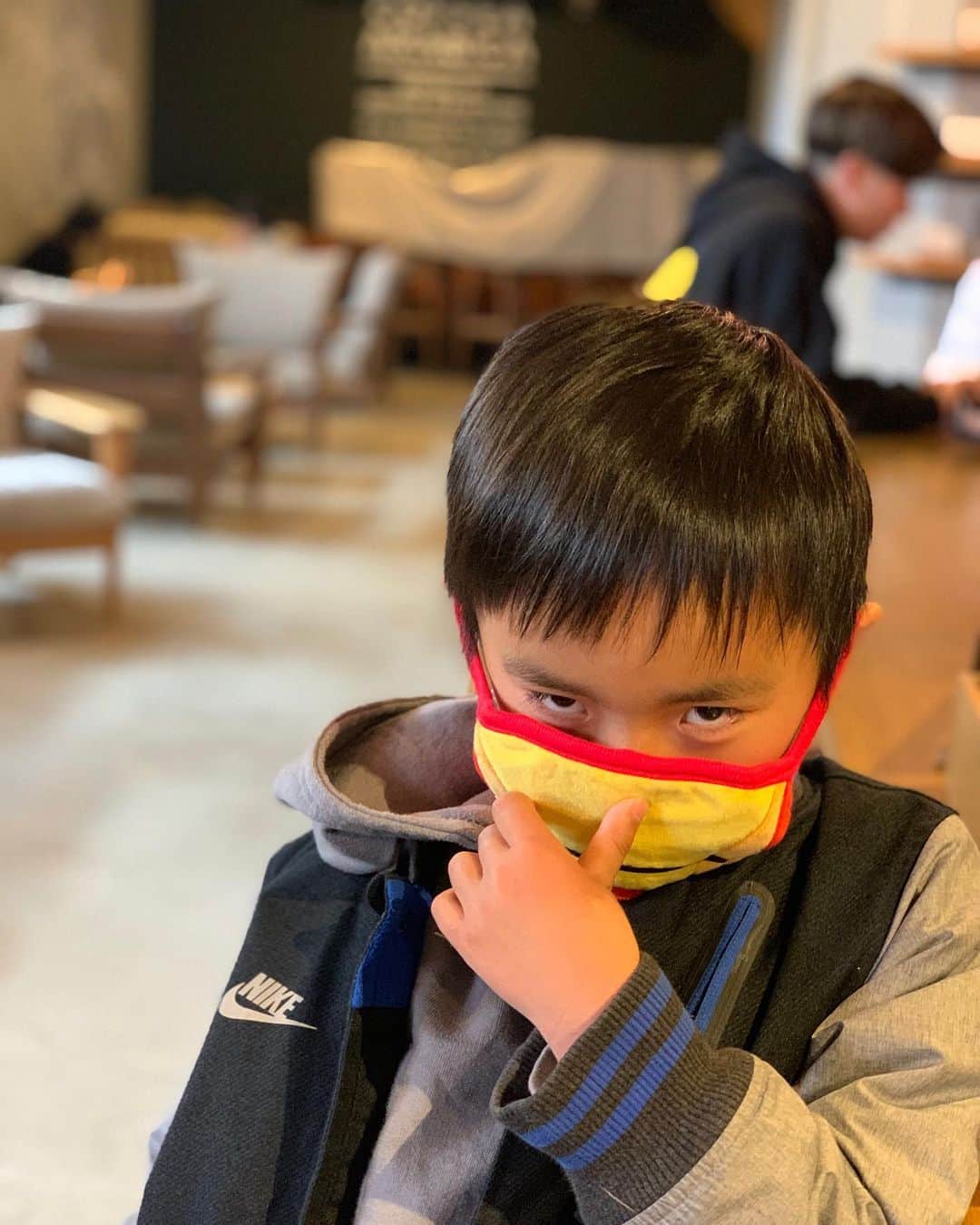 細田阿也さんのインスタグラム写真 - (細田阿也Instagram)「#アイアンマン　の #マスク　をしていたら  @zozotown で購入したのですが @gonoturn で働かれていたママさんからお声がけ頂きました！  子供もつけやすいようにと ユニークなマスクを作って下さり ありがとう😊  なんて思いがけず伝えられた偶然。  買い物に行っても  なかなか赤ちゃんや小さなお子さん マスク嫌がるのか つけてない方も、、、 縫製もしっかりしていて長持ちしそう！ 女の子用のマスクもたくさん可愛いのが ありますよー♡  #ゴノタン　#ゴノタンマスク」4月8日 9時46分 - hosodaaya