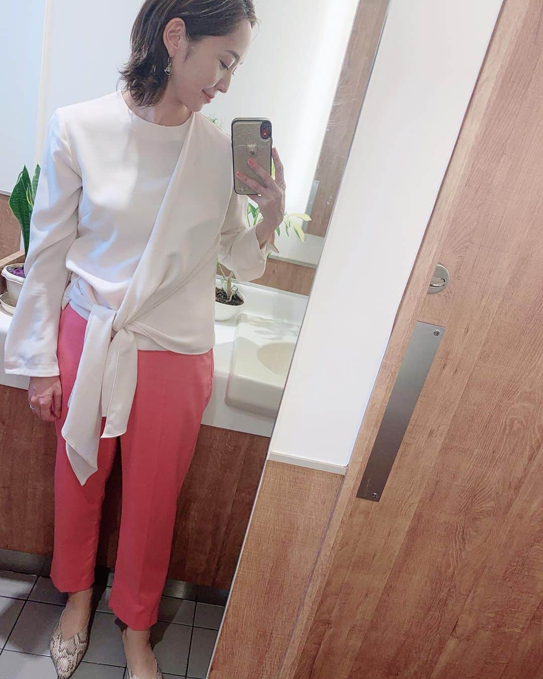 のインスタグラム：「先日トコチャンワイドに出演した時の衣装は、 おなじみの @aircloset_official でした。 上下ともに春らしくて、買い取りしようか悩み中😌 . 女子アナ47×エアークローゼット 〜女子アナコーデ応援企画〜 を紹介します🌸  女子アナ47のファッションを 普段着も含めて エアークローゼット社に サポートして頂いています。  第4弾は、 ピンクのテーパードパンツと カシュクールブラウス👗 この前ママ友と話してて#テーパードパンツ というワードが出てこなかったんだけど笑、、、、 これは本当に履きやすくて感動ものでした🥺 鮮やかで気分も上がります‼️ . エアークローゼットは、 月額制ファッションレンタル。 好みのスタイルや色、 お洋服のお悩み、ご利用シーンにあわせて、 プロのスタイリストが洋服を選んで、 自宅に届けてくれるサービスです！ 4月中は、リモートワークの方も多い事から トップスのみの注文も可能なようです💕 . . . #女子アナコーデ応援企画  #aircloset  #エアークローゼット  #エアクロ  #エアクロライフ  #パーソナルスタイリング  #ファッションレンタル  #洋服レンタル  #女子アナ  #女子アナ47  #ピンクコーデ  #春コーデ  #ママコーディネート  #ママファッション  #リモートワーク  @jana47com」
