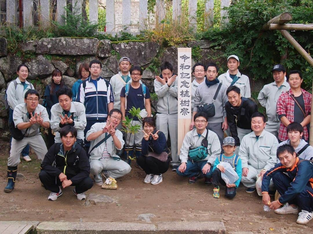 藤田りえさんのインスタグラム写真 - (藤田りえInstagram)「過去pic﻿ これは昨年の秋、筑波山での植樹祭イベントでの一枚。 お世話になったスタッフさん、主催者の皆さんと^ ^ ﻿ イベント終了後、スタッフさんからマネージャーに次のような連絡があったそうです。 「今回はいつもと比べてとても楽しかった。なぜだろう？と社員で考えていたら、司会が藤田さんだったからだ！という意見で一致しました！ありがとうございました。」﻿ と！ その後何度もお礼の電話やメールをいただいたみたい泣 ﻿ 本当に嬉しい！！！ ﻿ これからも、お客さん(参加者さん)やスタッフさんに喜んでもらえるよう、私自身目一杯楽しむよ♡﻿ 和興フィルタテクノロジーの皆さん、参加者の皆さん、ありがとうございました。  #藤田りえ #アナウンサー #フリーアナウンサー #アナウンサー藤田りえ #筑波山 #筑波山神社 #植樹祭 #イベント #イベント司会 #ダブルポーズ　は #和興フィルタテクノロジー #皆さんとても優しかった」4月8日 9時52分 - rie_fujita.ana