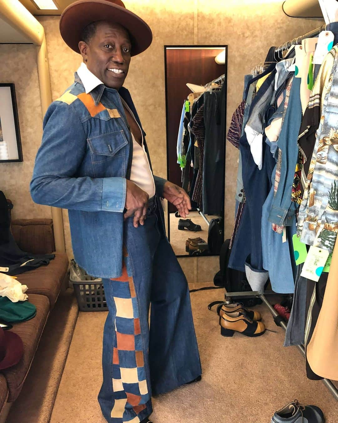 ウェズリー・スナイプスさんのインスタグラム写真 - (ウェズリー・スナイプスInstagram)「MANNNN I WANTED THIS OUTFIT ...FO REAL!  FIYAH!!!!🔥🔥🔥🔥 #WatchWithTheAcademy #DaywalkerKlique」4月8日 9時49分 - realwesleysnipes