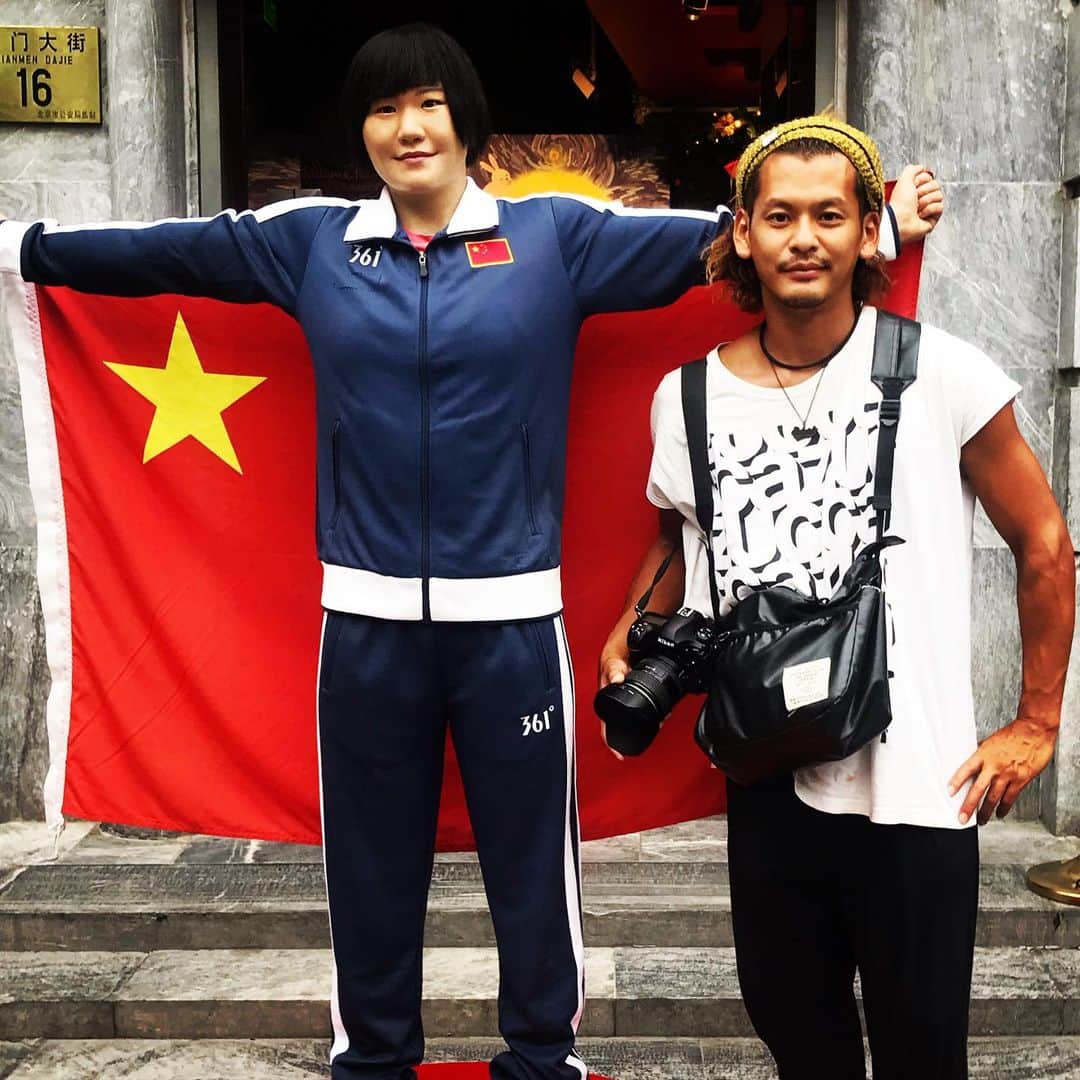 のインスタグラム：「昨年の #北京 #マダムタッソーろう人形館 の前で✍️ #中国 はもう平和が戻ってきているようですかね。  日本はここからが勝負✊早く平穏な日々がくるとよいですねー。  本日20時からYouTubeでLIVE配信しますので是非遊びに来てくださいー！🙋‍♂️1人ピザパーティーする予定です🍕w  プロフィールからURLでYouTubeチャンネル飛べますー！！ #china #旅」