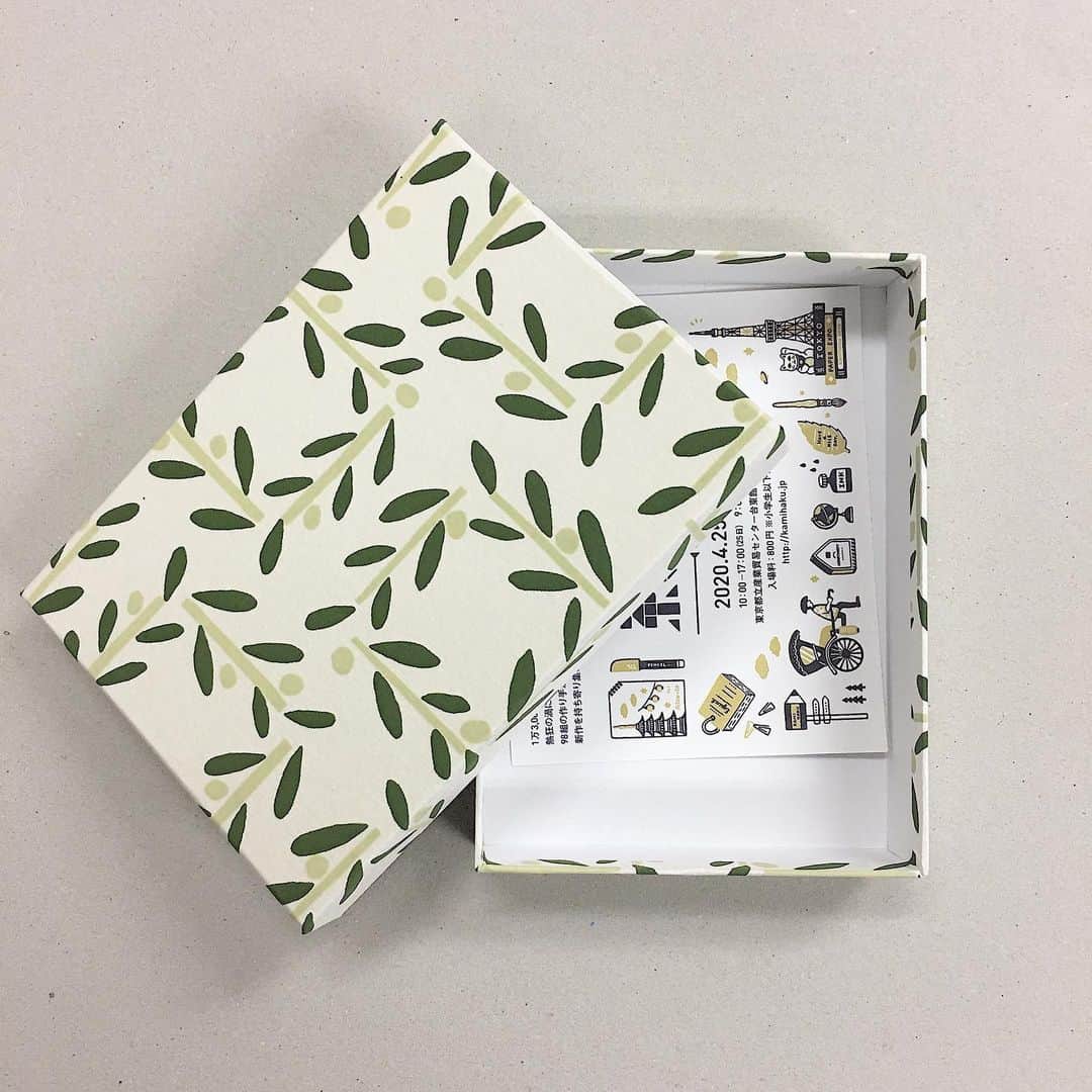のインスタグラム：「【オンライン「紙博」week2.出品者紹介：聚落社】 “なつかしくてあたらしいデザイン”をテーマにオリジナル雑貨を手がける聚落社の染め職人・矢野マサヒコさん。手捺染という技法で、1色ずつ丁寧に染めた和紙を使い、紙箱やレターセットなどの紙ものアイテムを展開しています。天ぷら柄やアイスバー柄など、一風変わった図案も魅力的。切り取った部分によって印象が変化する柄の微妙な違いにも、どうぞご注目ください！ . ▶︎オンラインショップ「えりすぐり手紙舎」は「@kamihaku2020」のリンクへ . ▶︎開催スケジュール（改訂版）などの詳細は「@tegamisha」のリンクより手紙社公式サイト「NEWS&TOPICS」へ . ▶︎ week2は4月12日（日）18:00まで . ▶︎ 事前に商品をチェックできる「プレビュー期間」は、オープン日前日の18:00〜当日9:00まで . ▶︎紙博出品者のアイテムをご購入いただいた方には、中止となってしまった「紙博 in 東京」のフライヤーも同封中。消しゴムはんこ作家・ericさんが手がけた可愛らしい1枚をぜひご覧ください！ . #手紙社#手紙舎#tegamisha#紙博#kamihaku#紙博inえりすぐり手紙舎#紙博in仙台#紙もの#紙雑貨#紙#paper#papercraft#えりすぐり手紙舎#手紙社オンラインショップ#オンラインショップ#聚落社#箱#和紙#染め」