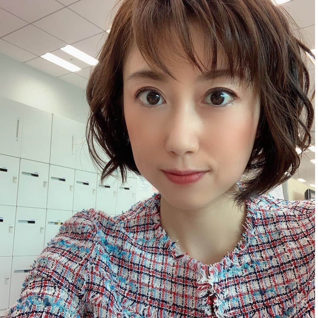 倉野麻里のインスタグラム：「おはようございます。 緊急事態宣言が発令されましたが、今日の昼サテ担当です。  朝の電車は思ったよりも混んでいて😭な気分でしたが、衣裳がとても素敵ですっかり心持ちが変わりました👗  メイクをしてくれた北りんもありがとう😍✨ #keepcalm #foundsmallhappiness #LANVIN」