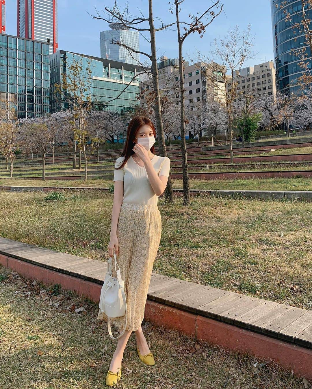 ユ・ヘジュさんのインスタグラム写真 - (ユ・ヘジュInstagram)「🌼💛」4月8日 10時36分 - r_yuhyeju