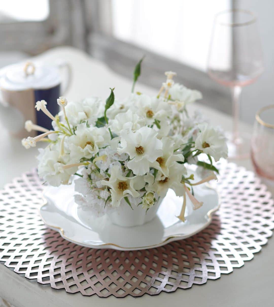 雑誌『花時間』さんのインスタグラム写真 - (雑誌『花時間』Instagram)「おはようございます。﻿ ﻿ このアレンジのバラは、ご存知ですか？﻿ ﻿ でも、そもそもどれがバラ？？？ って方もいそう。﻿ ﻿ 白いひと重の、ひらひらしたお花は、バラのオードリー。﻿ ﻿ 花弁がやさしく波打ち、しかもお得なスプレータイプなんです。﻿ ﻿ 切り分けて✂️、花の頬を寄せ合うようにしていけてみませんか？﻿ ﻿ 茎を見せていけるより、花びらのやさしさが何倍も楽しめるんです。﻿ ﻿ 間に入れたピンクの筒状の小花は、春の球根花、キルタンサス。﻿ ﻿ たとえるなら、チークかな？  バラの白い頬もほんのりと染めてくれますよ。  今夜は満月🌕  月に願いを。﻿ ﻿ では、本日も元気smile☺️☺️☺️で頑張りましょう！ byピーターパン  花  @country_harvest_ch 写真 @落合里美  #flowers #flowerslovers #flowerstagram #flowerarrangement  #花時間 #花時間2020 #花好き #花藝 #花好きな人と繋がりたい #花が好きな人と繋がりたい #花のある生活 #花のある暮らし #花を飾る #花を飾る生活  #バラが好き #バラのある暮らし #バラと暮らす  #白いバラが好き #botanicallife  #小さなアレンジ #カップアレンジ  #花屋さんへ行こう」4月8日 10時40分 - hanajikan_magazine
