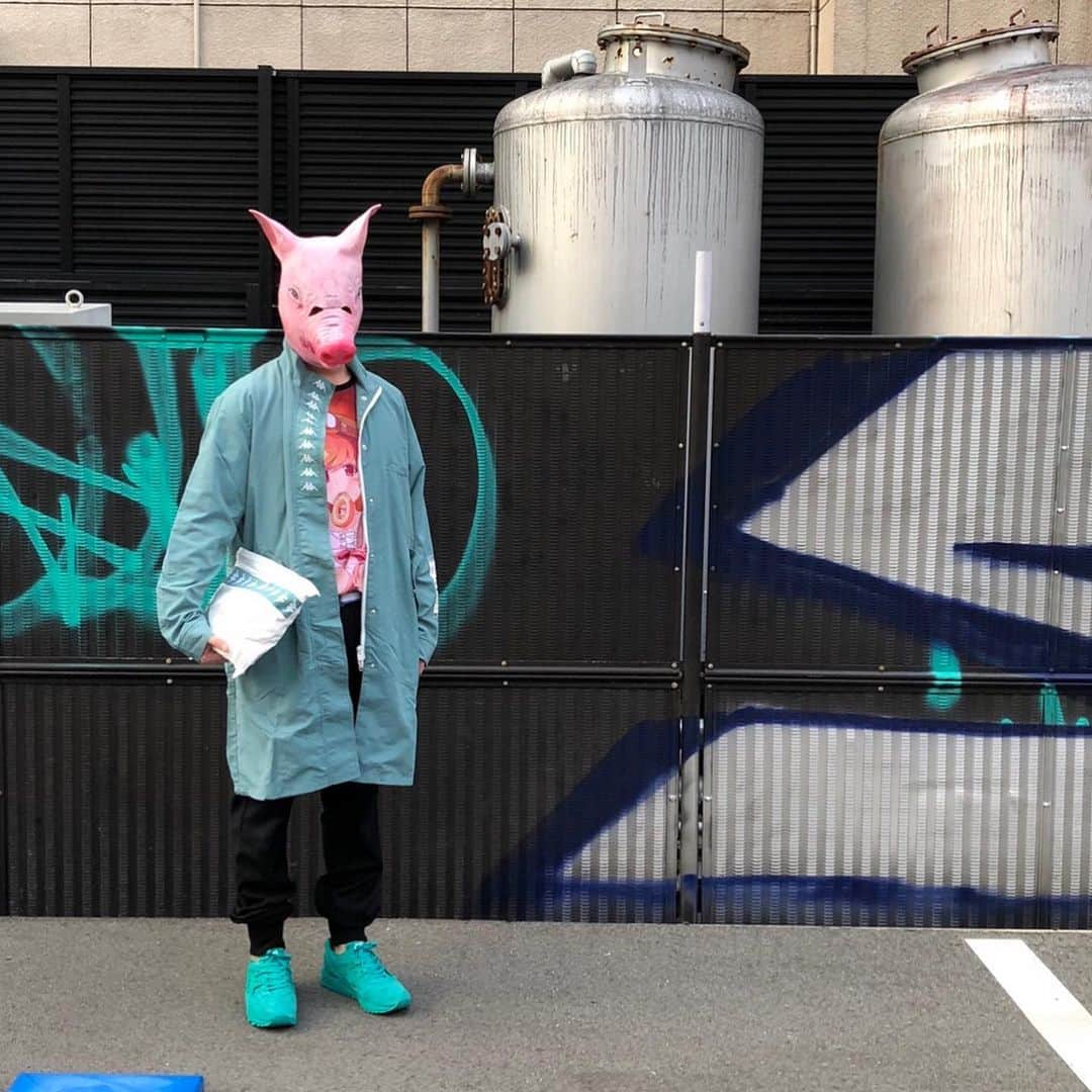 小西武蔵さんのインスタグラム写真 - (小西武蔵Instagram)「豚🐖を料理するのに、 焼くでもなく、炒めるでもなく、ゆでるでもなく、煮るでも、炊くでも、蒸すでもなく、着せてみた。」4月8日 10時46分 - takezokonishi