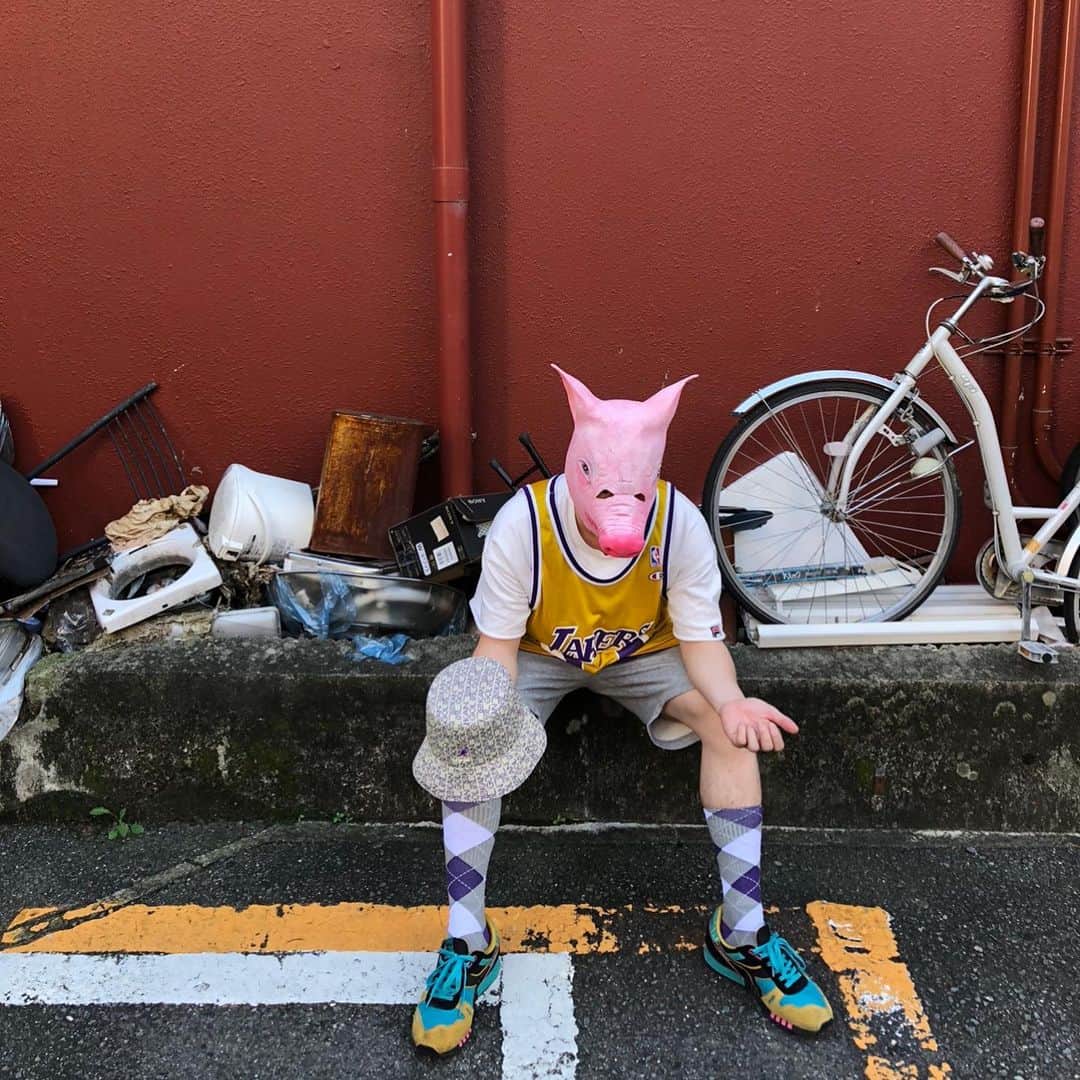 小西武蔵さんのインスタグラム写真 - (小西武蔵Instagram)「豚🐖を料理するのに、 焼くでもなく、炒めるでもなく、ゆでるでもなく、煮るでも、炊くでも、蒸すでもなく、着せてみた。」4月8日 10時46分 - takezokonishi