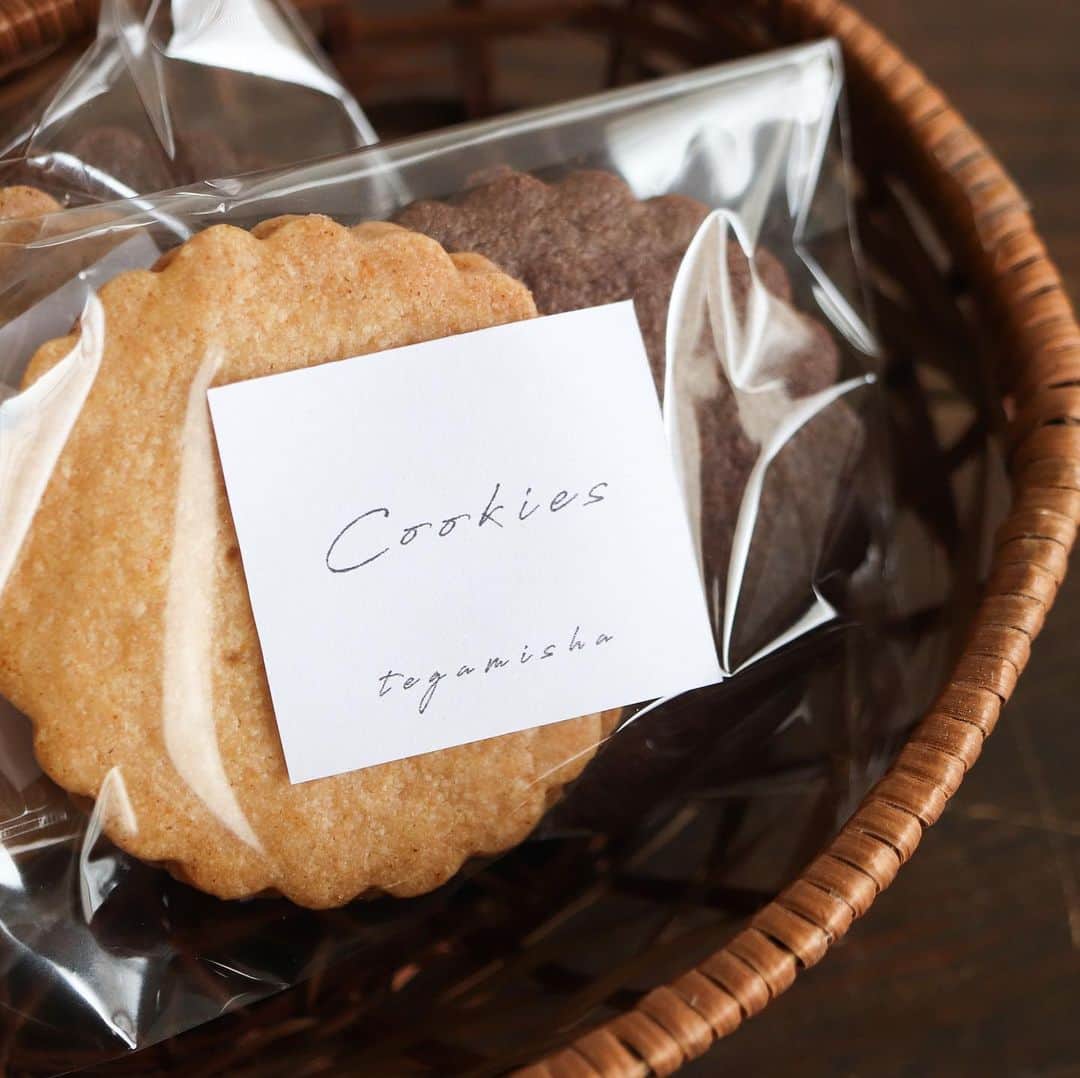手紙社さんのインスタグラム写真 - (手紙社Instagram)「【えりすぐり手紙舎にて焼き菓子の再販を行います！　】  ご好評いただいている焼き菓子を数量限定でご用意致しました。食感が楽しいグラノーラや、一口サイズが可愛らしいクッキーのアソートなど、ふだんのおやつの時間がより美味しく、特別なひとときになるよう、心を込めて作りました。スタッフお気に入りの食べ方も載せています。例えばグラノーラならホットミルクを注いだり、ヨーグルトやアイスと一緒に食べたり。ぜひこの機会にお試しください。  詳しくは▶︎プロフィールページのリンク「手紙社公式ウェブサイト」MENU「えりすぐ手紙舎」へ  #手紙社#手紙舎#tegamisha#えりすぐり手紙舎#カフェ#フルーツグラノラ#グラノラ#ビスケットサンド#クッキーアソート」4月8日 10時49分 - tegamisha