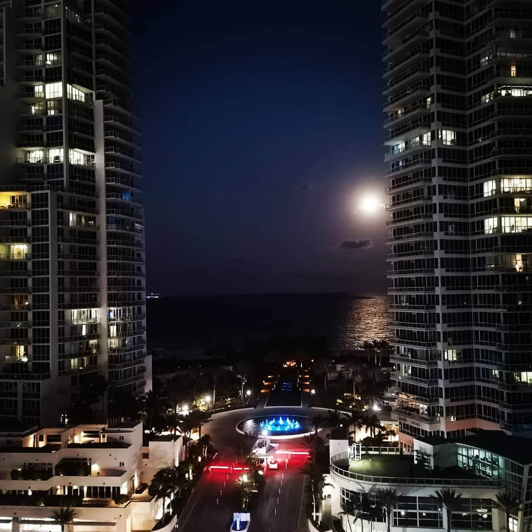 のインスタグラム：「#stayathome #staypositive #andràtuttobene #southpoint #miamibeach #moon #luna」