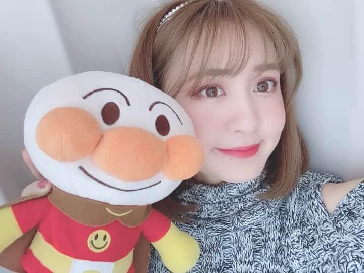 依東杏奈のインスタグラム：「あんちゃんまん🤓❤️ じゃっかんアンパンマンさんに人見知りぎみ笑  でね、最近自分で人生で初めて髪染めてみたの😍 色めっちゃいい感じに色はいったんやけど、静電気バチバチになったよ🤓✌️🤪 #アンパンマン #ぬいぐるみ #ジヒョ すき💗 #カチューシャ #韓国人風ヘアー  #twice好きな人と繋がりたい #コロナに負けるな」