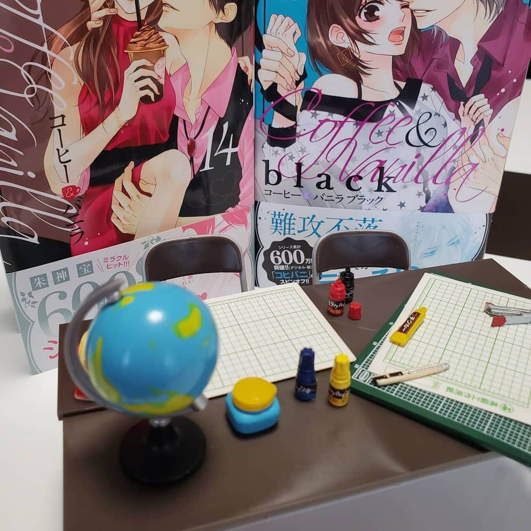 朱神宝のインスタグラム：「家になぜかあったミニチュアグッズ。 昔すぎて誰が買ったのか、なんで買ったのか謎😅 せっかくなんで、資料ついでに買ってた長机に並べてみた。 クレヨンとか筆箱の中身とか一個一個ちゃんとしてて本当に細かい！！ #ミニチュア #文房具」