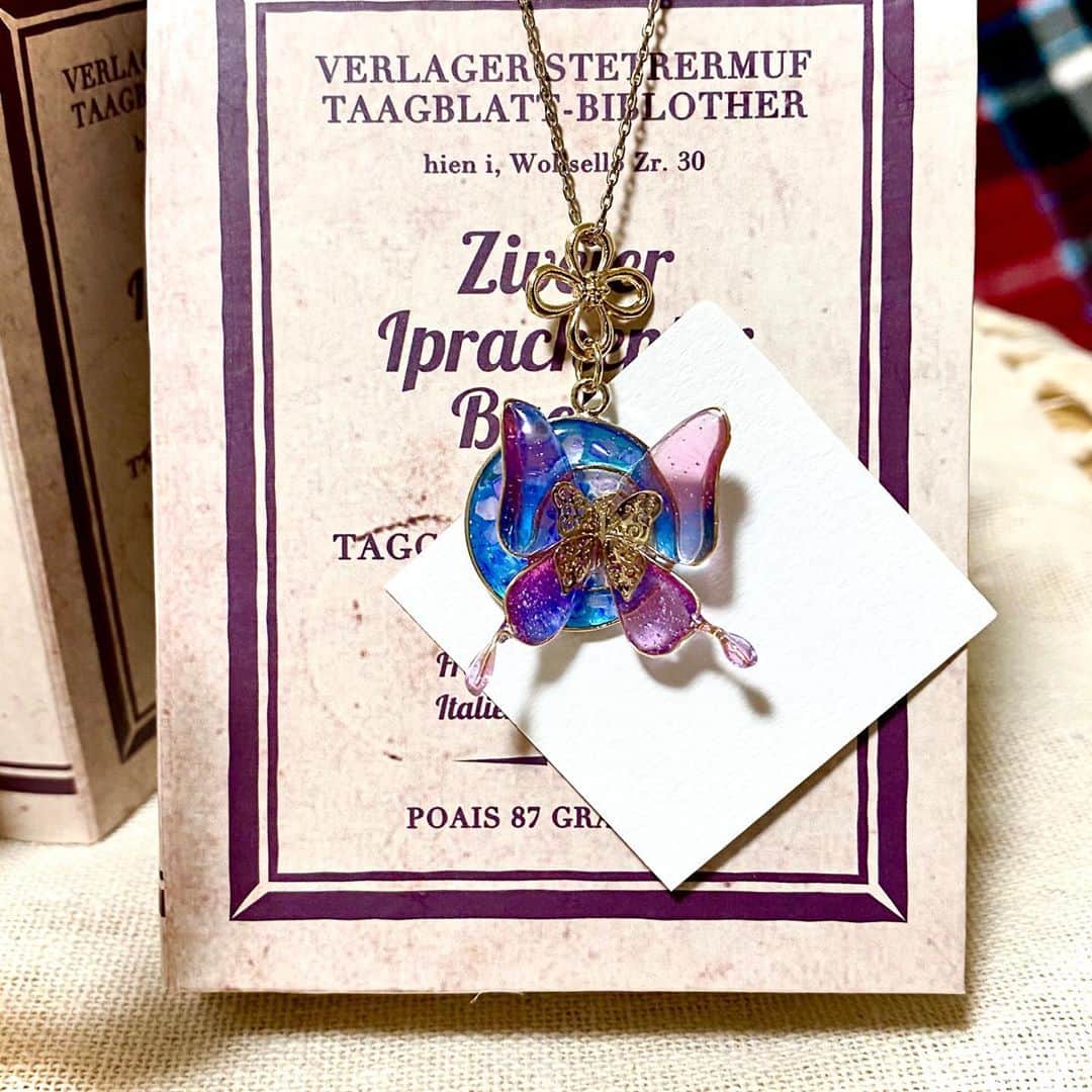 パーツクラブ Partsclub スタッフオリジナル商品さんのインスタグラム写真 - (パーツクラブ Partsclub スタッフオリジナル商品Instagram)「✿✿札幌パセオ店　スタッフ作品✿✿ ﻿ ﻿ 🌸皆さまこんにちは🙌﻿ 今回はレジンを使ったアクセサリーをいくつか作ってみました✨﻿ その中でモールドを使わずに作ったパーツのあるものの作り方を紹介します💪 ﻿ ﻿ ▼﻿ 2枚目▶︎▷蝶々のネックレス🦋﻿ ＊作り方＊﻿ 1.アーティスティックワイヤーで蝶々の形作る(形作る参考にスタッフは白い紙に蝶々のイラストを描いて無地のマスキングテープで透かしました🙌)﻿ →ポイントは翅を一枚ずつ作る事です！大きい翅と小さい翅合計4枚になります﻿ 2.レジン液をワイヤーの内側に均等になるように入れ1度ライトで固める(翅4枚全て)﻿ →この時のレジン液は着色していない透明の物の方が修正もしやすいですよ！﻿ 3.翅に色をつけ、表面がふっくらとする様にレジン液を乗せライトで固める﻿ →1度ではなく何回かに分けてやると厚みが増しますよ👌﻿ スタッフはピンク〜青のグラデーションにしました🙌色と色の間に二つの色を混ぜた色を少し乗せるとより自然なグラデーションになりますよ！﻿ 4.蝶々のメタルパーツを平ヤットコを使い変形させる﻿ →お好みの翅の開き具合を意識しましょう！﻿ この時パーツの丸カン部分は1部をニッパーでカットしておきます﻿ 5.蝶々のメタルパーツに翅を1枚ずつレジンでつける﻿ →下の小さな翅からつけると翅のバランスをとりやすいです！﻿ 6.メタルパーツと翅の表面に透明のレジン液を乗せて表面を整える﻿ 7.カン付フープ⇒小さめなフープ⇒更に小さいフープ、の順にレジンで固める﻿ →1番小さいフープを固める時、レジンで作った蝶々を置いて一緒に固めましょう！﻿ 8.蝶々のパーツがしっかりと接着したことを確認し、マスキングテープから剥がして裏面にレジン液を乗せて固める﻿ 9.つなぎパーツを付けてチェーンに通して完成！✨ ﻿ ﻿ ▽﻿ 3枚目▷▶︎桜モチーフイヤリング🌸﻿ ♢作り方♢﻿ 1.桜の花びらを1枚ずつワイヤーで形作る﻿ →あとで型に入れて固めるのであまり大きく作りすぎないようにしましょう！﻿ 2.丸ヤットコでそれぞれの花びらを少しカーブさせる﻿ 3.マスキングテープをカーブに合わせてしっかりと貼り付けレジン液で固める﻿ →カーブさせているタイプのものは液垂れがしやすいのでしっかりとマスキングテープを貼り付けることを注意しましょう！﻿ どうしてもやり辛い場合は着色していないレジンで土台を作ってからだとやりやすいですよ！﻿ 4.5枚の花びらをバランス良く並べ中心部分をレジンで固める﻿ 5.シリコンのモールドにレジン液⇒パールやブリヨン、作った桜のパーツ⇒レジン液で固める﻿ →予めモールドに薄い膜のような土台を作ると表面がより綺麗に仕上がります﻿ 6.もう片方のものも作っておく(こちらは、土台を作る⇒ドライフラワー、切ったワイヤー、ホイル、パール、フリーハンドで作ったレジンの桜を入れて固めました)﻿ 7.イヤリングのパーツに接着し、フープ等を丸カンで繋げたら完成！👌 ﻿ ﻿ ▼﻿ 4枚目▶︎▷フープ付け外し可能なイヤリング✨ ♦︎作り方♦︎﻿ 1.マスキングテープの上にフープを置き、均等な薄い膜をレジンで作る﻿ (パーツがずれないようにしっかりマスキングテープに固定しましょう！)﻿ 2.ショルやブリヨン、ホイルなどお好みに乗せレジンで固める﻿ 3.表面がふっくらとする様にレジン液で固めつつ調整する(マスキングテープから剥がして裏面も同じようにします)﻿ 4.パール、天然石をTピンを使ってピン曲げする﻿ 5.イヤリングにレジンで作ったパーツを貼り付ける﻿ 6.丸カンでそれぞれのパーツを繋げて完成！﻿ このイヤリングは大きな丸いフープは取り外し可能になっているので、その日の気分によって変えてあげてもまた違った雰囲気のアクセサリーになりますよ👌﻿ ﻿ レジンは発想次第で様々なアクセサリーが作れるので、是非みなさんも試してみて下さいね！･:*+.\(( °ω° ))/.:+ ﻿ ﻿ ﻿ 作り方のご相談やパーツについてのお問い合わせはお気軽にスタッフまで💪﻿ ﻿ #partsclub ﻿ #パーツクラブ ﻿ #パーツクラブ公式アカウント﻿ #ハンドメイド﻿ #handmade﻿ #アクセサリー﻿ #accessory﻿ #手作り﻿ #札幌パセオ店﻿ #paseo﻿ #レジン﻿ #レジンアクセサリー﻿ #蝶々﻿ #春﻿ #春アクセ﻿ #桜　#イヤリング　#ネックレス」4月8日 11時02分 - partsclub_staff