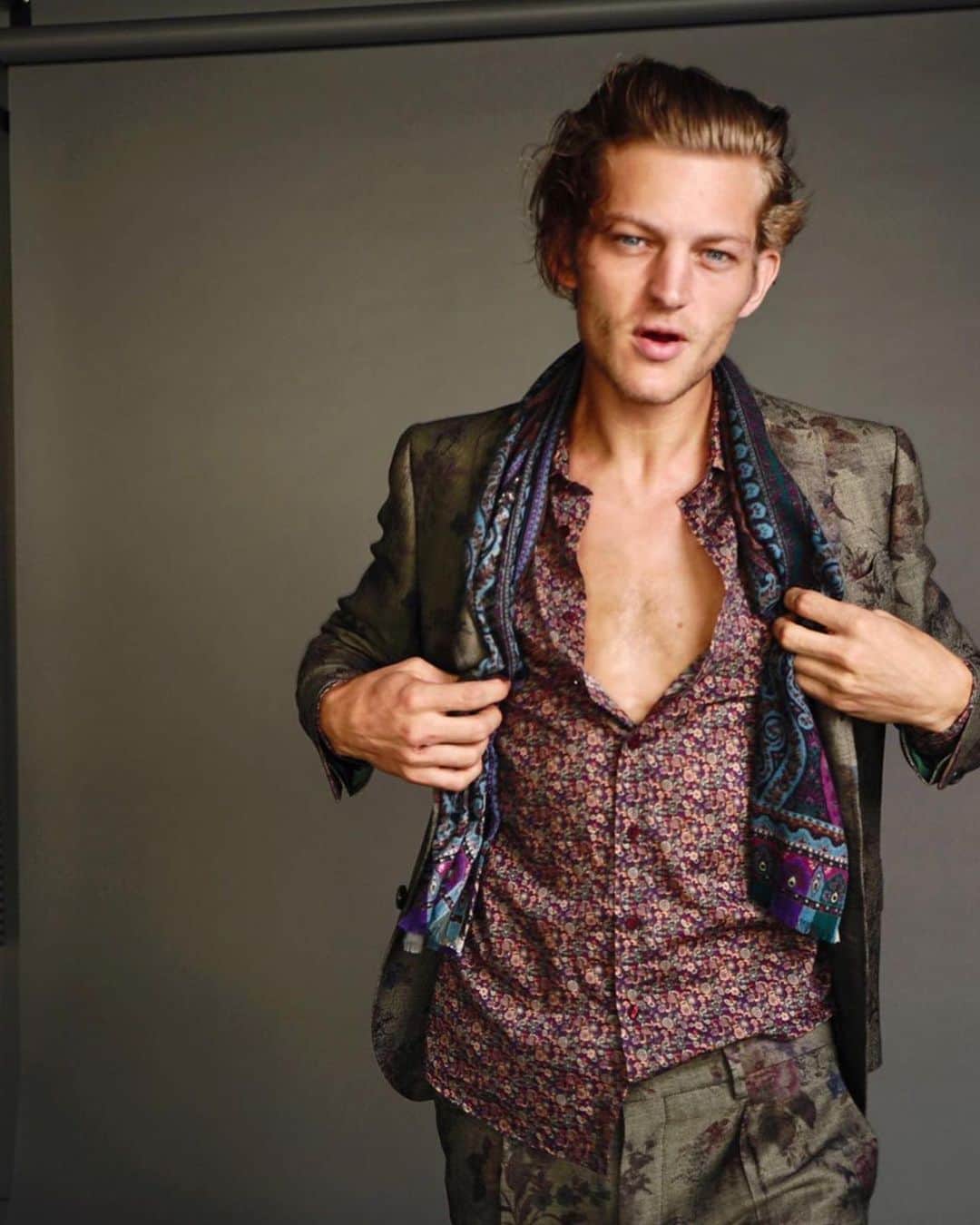セバスティアン・ソーブのインスタグラム：「Clashing patterns ⚔️ in @etro @mientuscom」