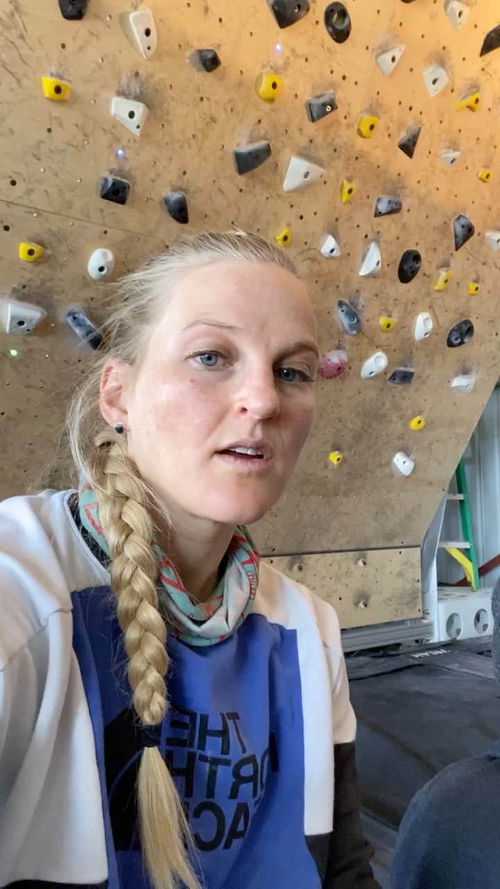 エミリー・ハリントンのインスタグラム：「Our home gym」