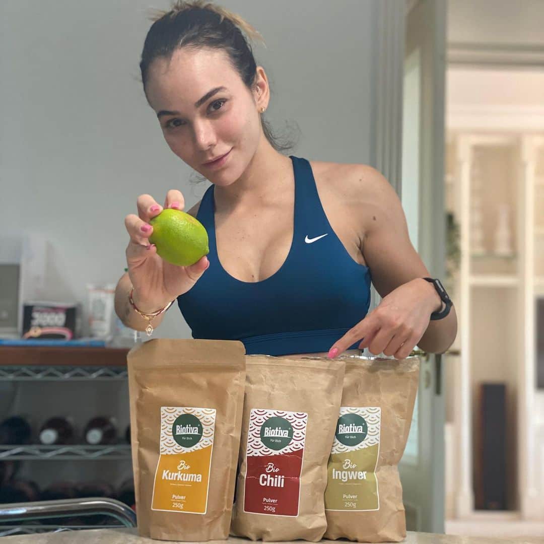 ジェシカ・スターリングのインスタグラム：「Tip mañanero☀️Lo comparto por que a mi me ha servido muchísimo.  Super poder para cada dia!! Se debe tomar en ayunas •Exprimir un limon •Pizca de curcuma •Pizca de pimienta cayena •Pizca de jengibre en polvo •Medio pocillo de agua caliente  Por un lado, el limón es un quema grasa natural, acelera las funciones metabólicas y es un antioxidante que elimina los radicales libres. La cúrcuma, en tanto, contiene propiedades antinflamatorias y también es un antioxidante, además de erradicar las toxinas acumuladas en el cuerpo.  La pimienta cayena también le da propiedades antibióticas, antiinflamatorias y antioxidantes. * También contiene piperina, una sustancia que influye en el aumento de la secreción de jugos digestivos (gástricos, pancreáticos, intestinales), y mejora la digestión de los alimentos. El jengibre tiene propiedades digestivas analgésicas, antioxidantes y antiinflamatorias comprobadas.  Gracias mi @ktgomezbeauty por el tip」