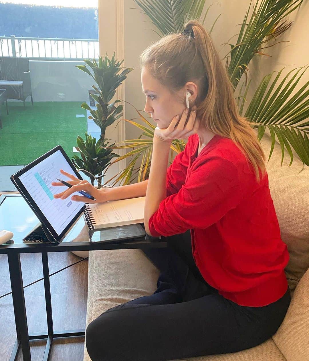 ヴラダ・ロスリャコヴァのインスタグラム：「Временно сменила сферу деятельности. Уже почти неделю я не выкладываю видео своих кулинарных экспериментов, потому что, как только открываю глаза- проверяю пропущенные звонки, перезваниваю, формирую списки нуждающихся и тех, кто готов оказать помощь. Сердце болит, в прямом смысле, за каждого дозвонившегося, с кем лично разговаривала по телефону 857-557-HELP нашего  Центра Помощи Соотечественникам не имеющим возможности вылететь из США... Спасибо нашей дружной команде и всем тем, кто неравнодушен. Слава Богу, сейчас у всех есть крыша над головой, я очень надеюсь, что совсем скоро у людей появится хоть какая-то ясность, ведь неопределённость - это так мучительно... В шапке профиля линк, где мы собираем средства для того, чтоб оплатить отель тем, кому некуда пойти... Help Russian people to get back home...」