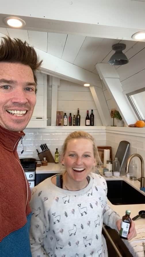 エミリー・ハリントンのインスタグラム：「Baking!」