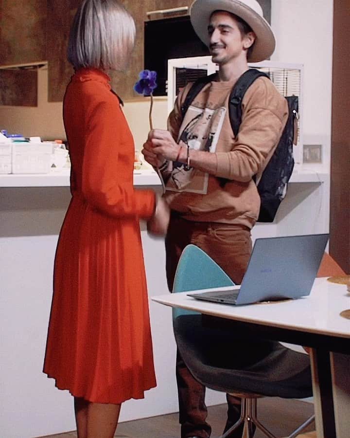 Murad Osmannのインスタグラム：「Everyone has to be creative now, especially the brand ambassadors like me, who can't travel during the quarantine. This time #HONORMagicBook helped me, but Nataly always has a magic button to bring me back. Calling all my fans, especially the ones in Germany this time - write me in the comments how you keep being creative now and win a special coupon from me for Fan Festival on HiHonor. #HONORLife @honorglobal @honor_de」