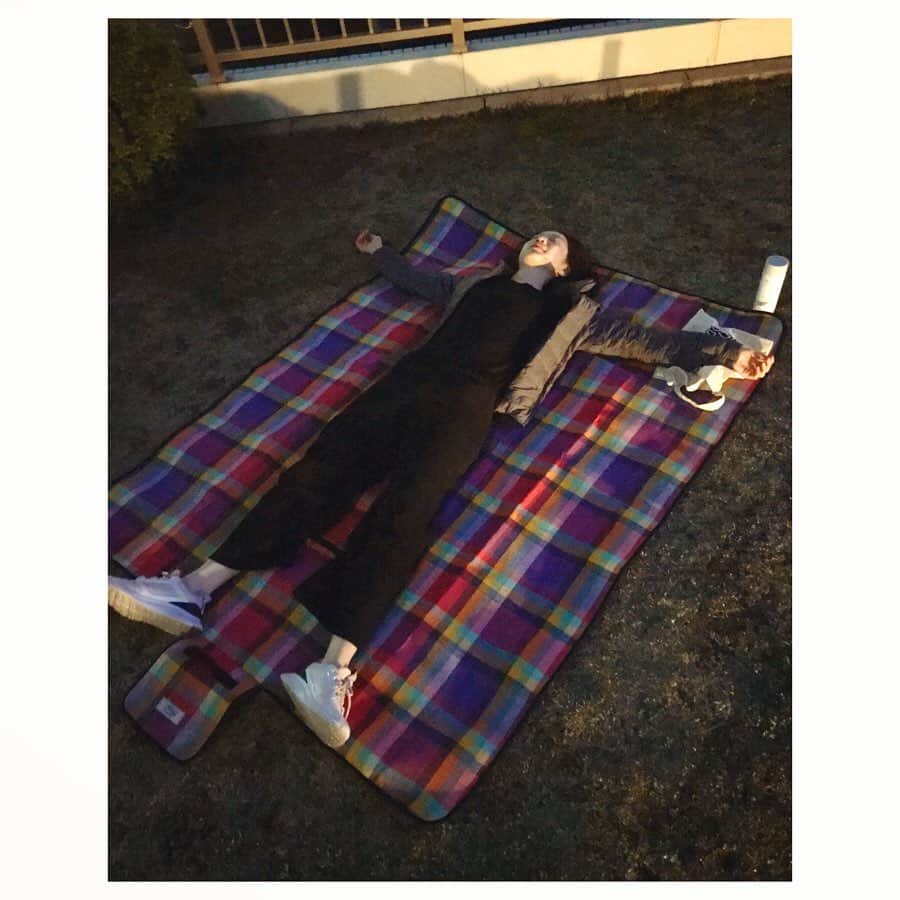 のインスタグラム：「スーパームーン🌕✨﻿ 今宵は屋上で月光浴です✨✨✨﻿ ﻿ とても心地よいスペースですが、うちのマンションの住民さんはあまり使わないようです🌿✨﻿ ﻿ 24時までと通常よりも開放時間を伸ばしてくれていて、地上からもだいぶ離れているので、とても良い運動場所をみつけました☺️💕﻿ ﻿ てんさんや、さちさんから学んだエクササイズをして、満月の下でたくさん体動かした💖﻿ ﻿ 呼吸もいっぱい体に入ってきた✨﻿ ﻿ 世界中にも同じ月が空にあって、みんな同じ月をみている✨﻿ ﻿ ありがとう✨🤲✨﻿ ﻿ StayHome🌕✨✨✨﻿ ﻿ ﻿ #スーパームーン﻿ #supermoon ﻿ #fullmoon🌕 ﻿ #月光浴﻿ #moonlightbath﻿ #月とダンス ﻿ #dancingunderthemoon ﻿ #istayhomefor ﻿ #心と体はつながっている ﻿ #kitakimayu #キタキマユ」