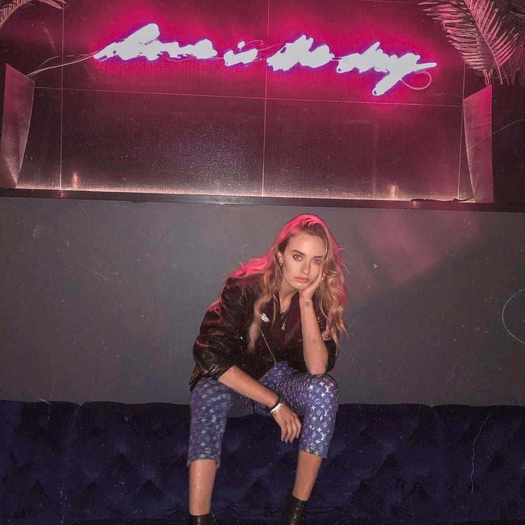 SONYA ESMANのインスタグラム：「nor here nor there \ these jeans give me so much life they could give birth / terrible humor \ how y’all doing?」