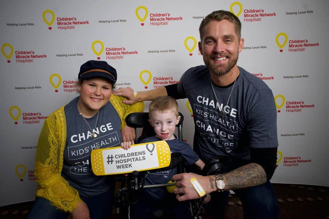 ブルット・ヤングさんのインスタグラム写真 - (ブルット・ヤングInstagram)「Join me in supporting @cmnhospitals during #ChildrensHospitalsWeek because kids like Ava Paige and Keagan deserve care now. Visit changekidshealth.org to learn more.」4月8日 2時56分 - brettyoungmusic