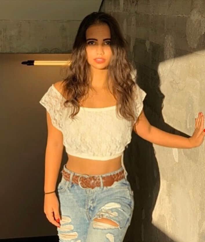 アマニ・ファンシーのインスタグラム：「Today, I combed my hair AND put normal clothes on. What an adventure...」
