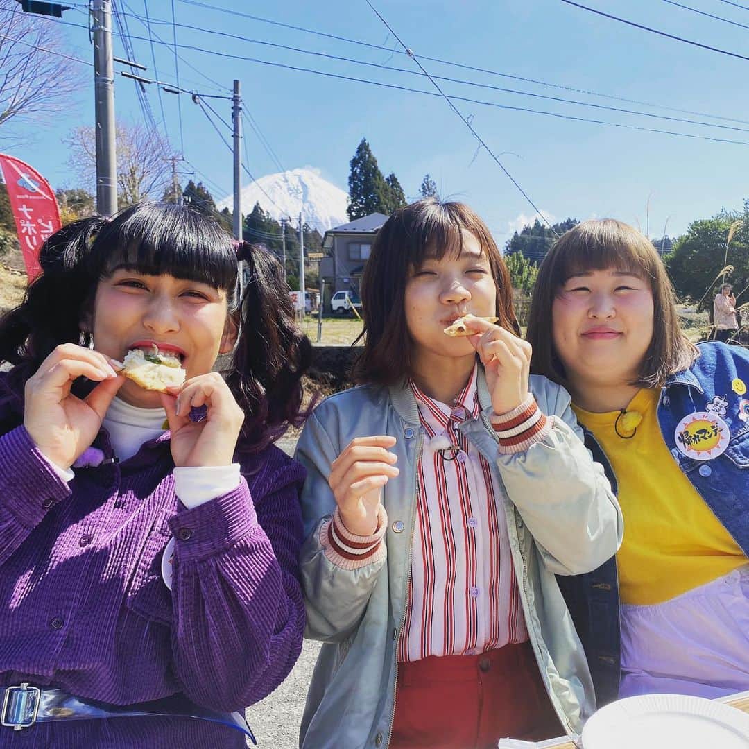 福田麻貴さんのインスタグラム写真 - (福田麻貴Instagram)「ひとり食べ終わっとんなぁ。 私に出来ることはもう満面のスマイルしかありません、なので出来る限りの笑顔でよければやらせて頂きます、と言わんばかりに。  #帰れマンデー」4月8日 3時29分 - fukuda_maki_3ji