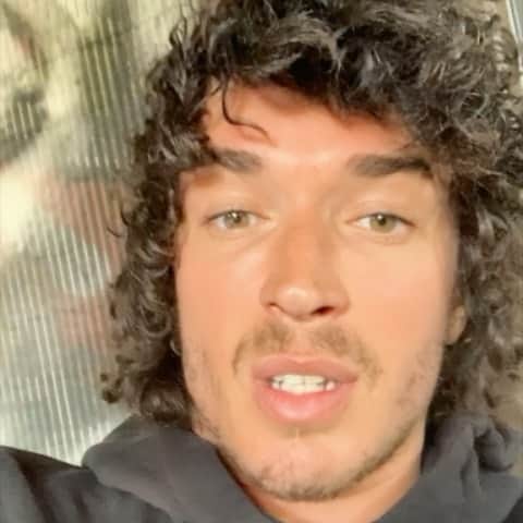 ジュリアン・ペレッタのインスタグラム：「sending good vibes and positivity to everyone」