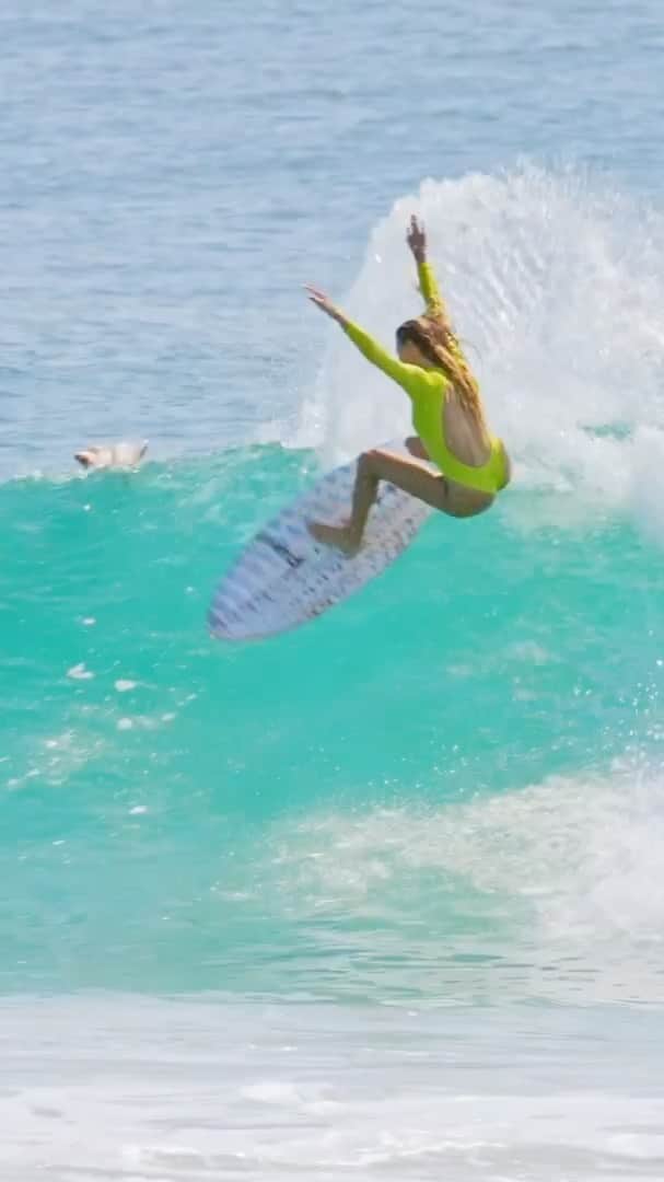 アラナ・ブランチャードのインスタグラム：「Little surf edit by my one and only @jackfreestone riding my @pyzelsurfboards」