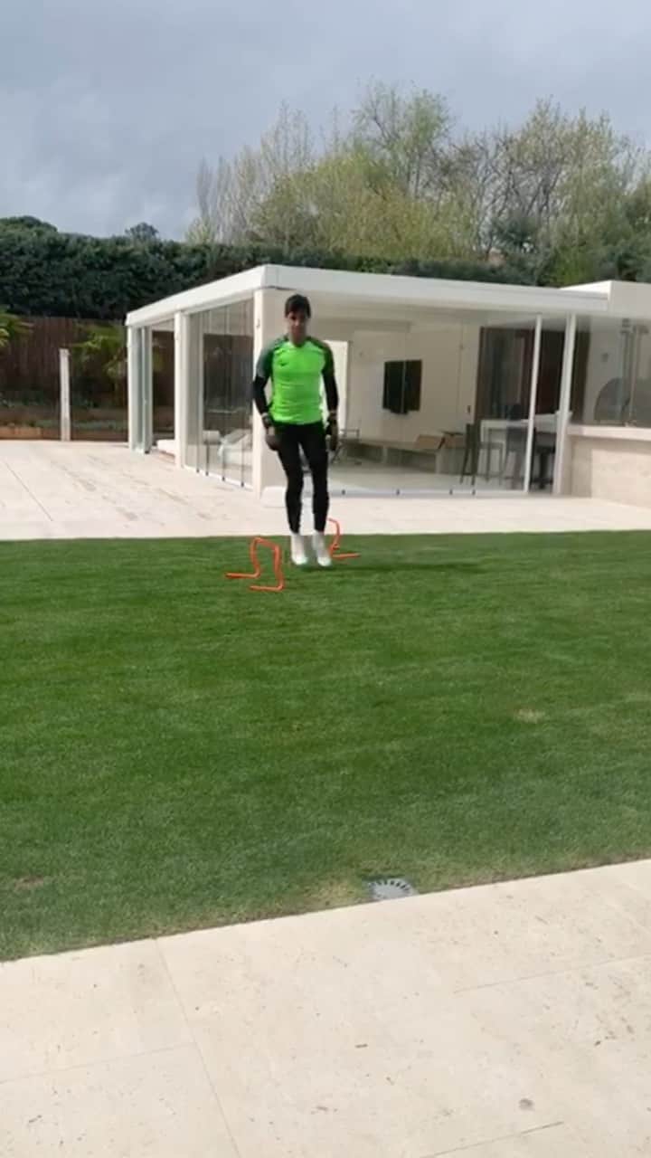 ティボ・クルトゥワのインスタグラム：「Entrenamiento en casa! ⚽️」