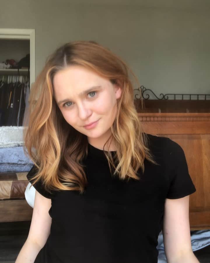 キーリー・マーシャルのインスタグラム：「One day we’ll tell our kids about the self timer photo shoots we did during quarantine 📹📸」