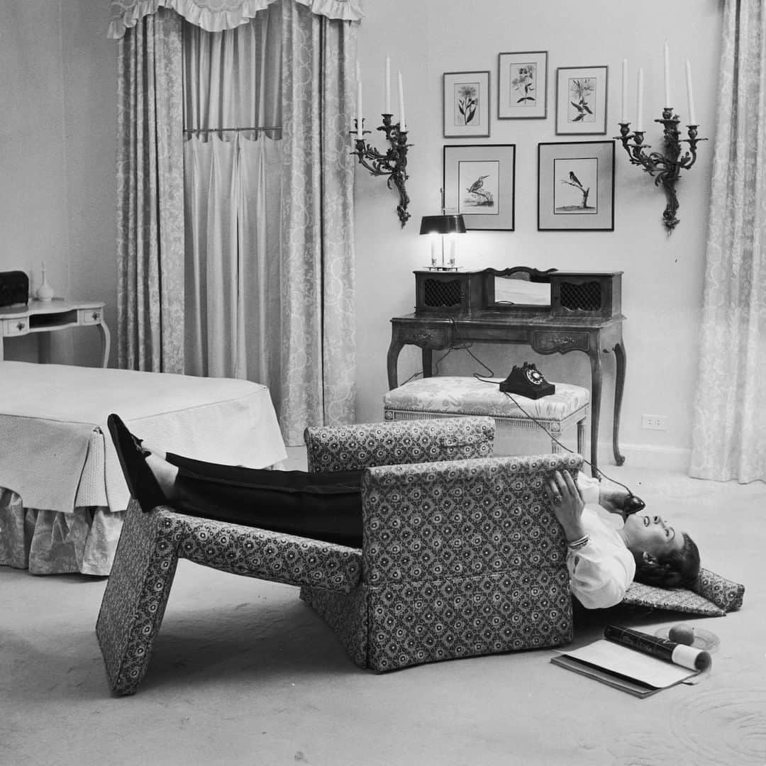 lifeさんのインスタグラム写真 - (lifeInstagram)「Actress Anita Colby works from home in her self-designed recliner, intended to bring "a glow to her cheeks and new ideas to her brain." From an April 7, 1952 article titled "Bottoms Up For Beauty." (📷Nina Leen/LIFE Picture Collection) #thisweekinLIFE #1950s #NinaLeen」4月8日 3時57分 - life