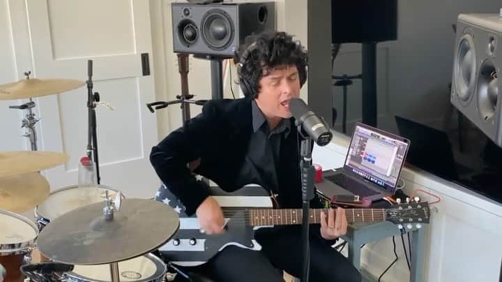 Green Dayのインスタグラム：「#FallonAtHome meets #NoFunMondays with "I Think We're Alone Now" 🤘 watch on youtube.com/fallontonight」