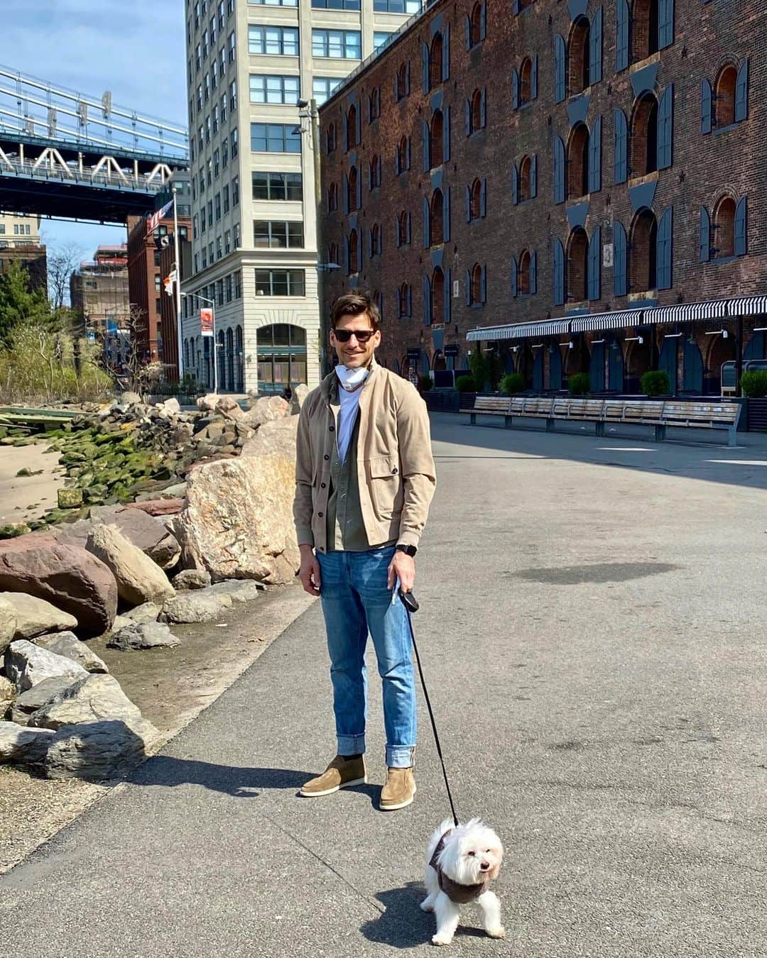 ヨハネス・ヒューブルさんのインスタグラム写真 - (ヨハネス・ヒューブルInstagram)「Our dog always knew it was a luxury to walk him, I now realize it every day 😷 #keepingOurDistance #petsAreTheBest #MrButler」4月8日 4時46分 - johanneshuebl