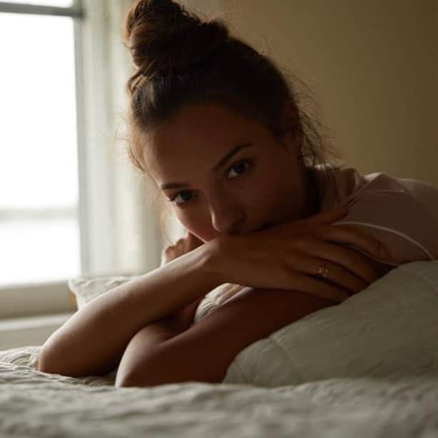 Keilani Asmusのインスタグラム：「Working from bed」