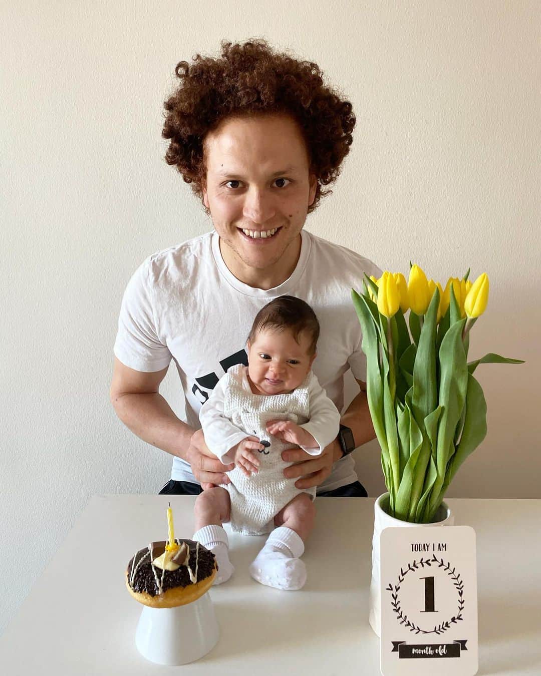 ムスタファ・アミニのインスタグラム：「1 month... We made it 😍🧁💐」