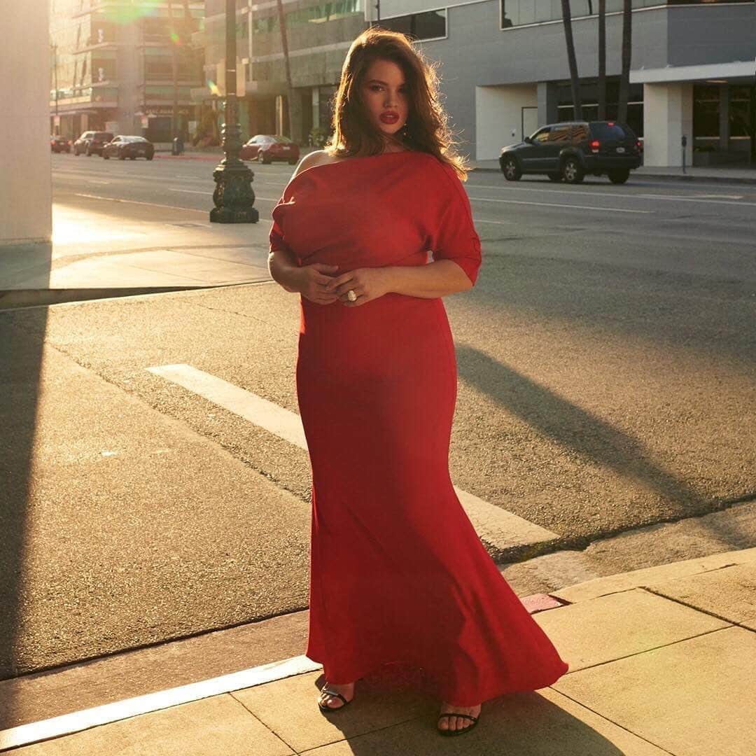 のインスタグラム：「You can still dress up for Zoom. #physicaldistancing @11honore / @badgleymischka」