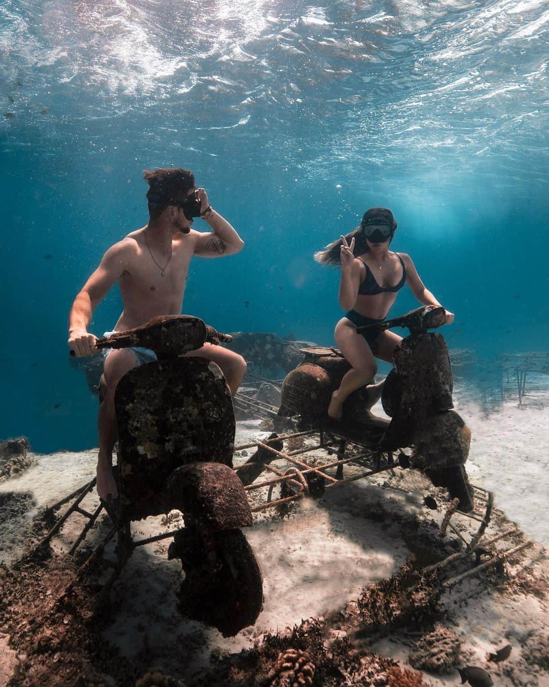 Katy Esquivelのインスタグラム：「Nos divertimos más debajo del mar 🧜‍♀️🧜‍♂️ . Una de las actividades que más extraño es nadar! Pueden creer que hace 3 años no me sentía cómoda nadando en mar abierto sin chaleco salvavidas? Me encanta ver lo mucho que he progresado! . Etiqueta con quien quieres tomarte fotos bajo el agua cuando termine la cuarentena 💦」