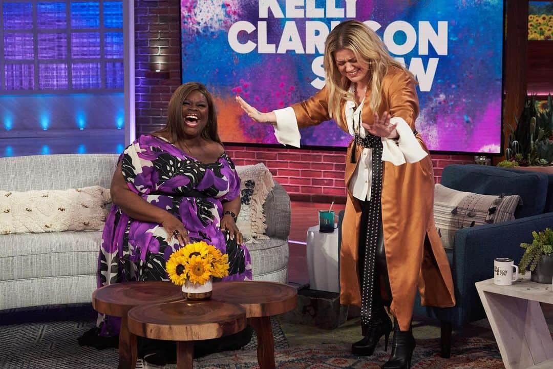 Rettaさんのインスタグラム写真 - (RettaInstagram)「Had a few laughs visiting with the divine Ms. @kellyclarkson. The episode will air tomorrow. Catch it if you have time. (You got time. Issa pandemic.) • @kellyclarksonshow」4月8日 5時44分 - unforettable