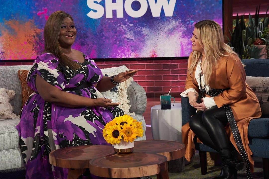 Rettaのインスタグラム：「Had a few laughs visiting with the divine Ms. @kellyclarkson. The episode will air tomorrow. Catch it if you have time. (You got time. Issa pandemic.) • @kellyclarksonshow」