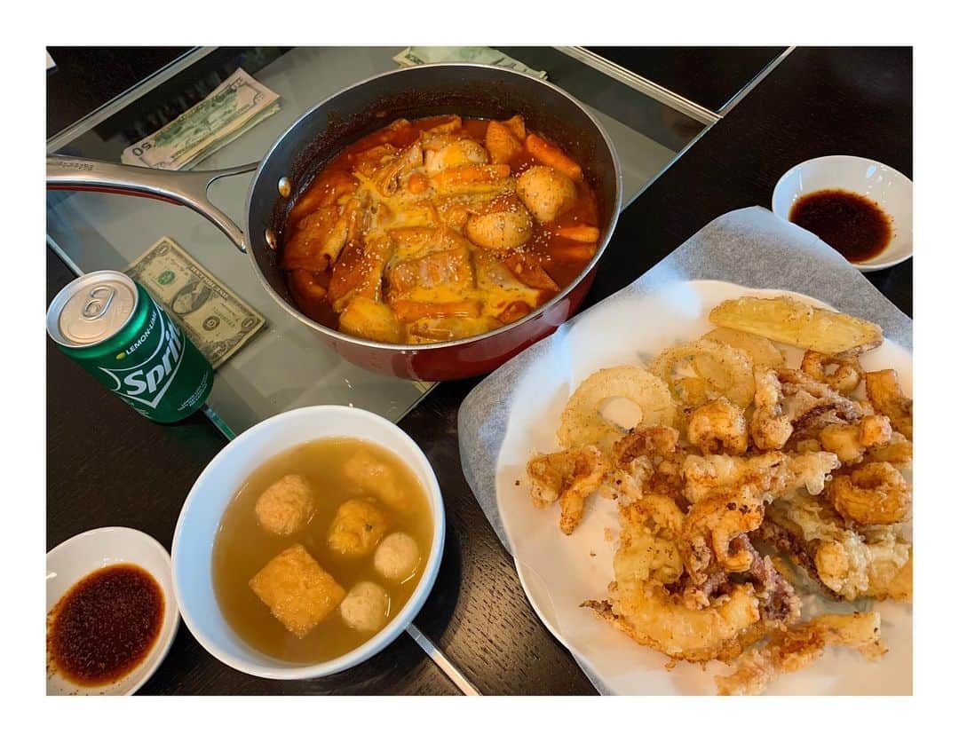 ハー・ミジョンのインスタグラム：「튀김 = 아빠  어묵탕 = 엄마  떡볶이 = 나  젓가락셋팅 = ?  누가했을까요🤔 #분식집 보다 #맛있다」